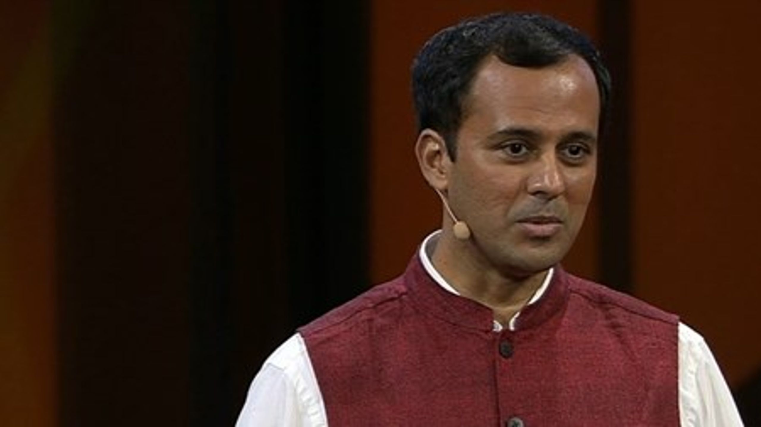 Ramanan Laxminarayanm under ett TED Talk i september 2014.<br>