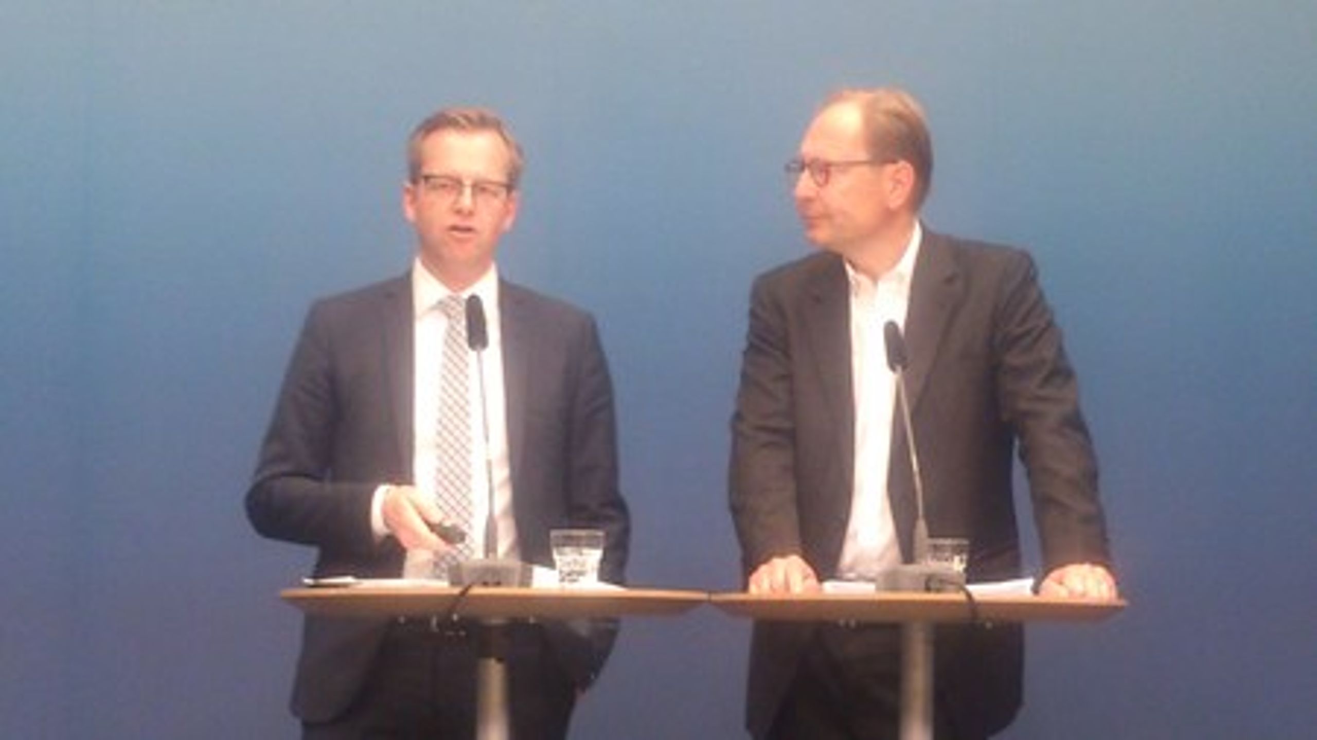 Näringsminister Mikael Damberg (S) med den särskilda utredaren Hans Rydstad under pressträff på torsdagen.<br>