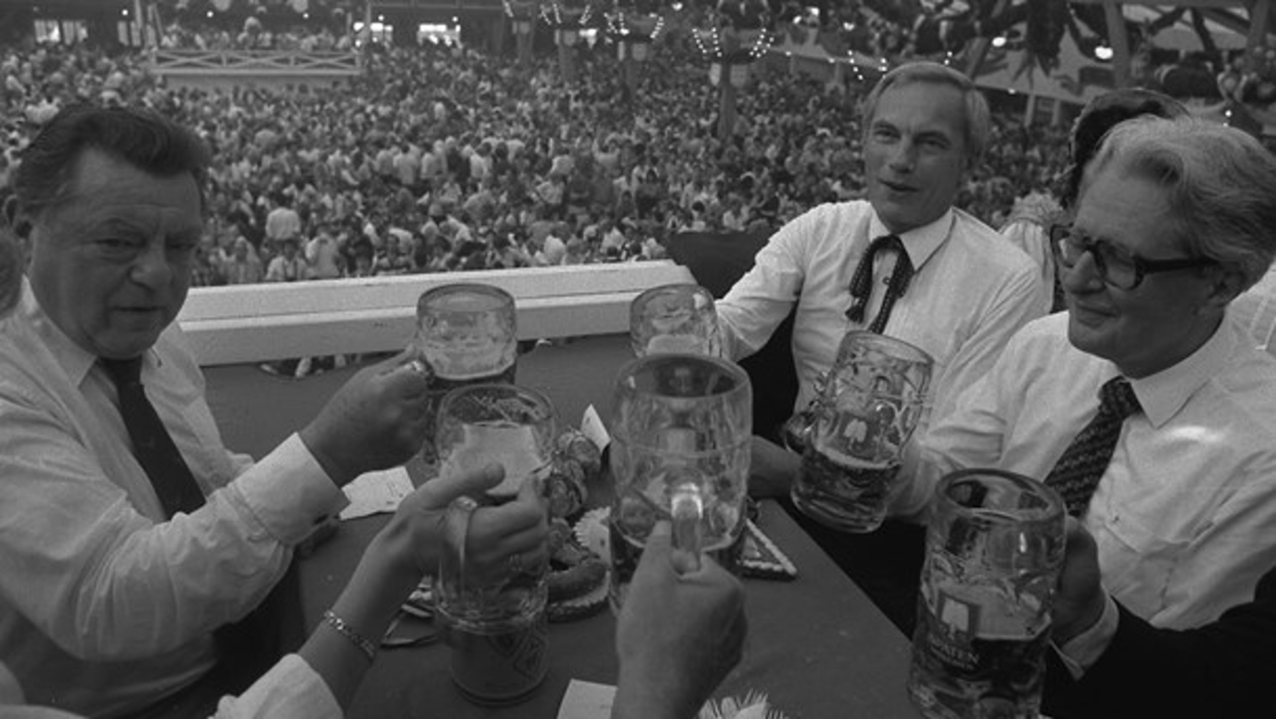 Hans-Jochen Vogel (längst till höger) på Oktoberfest 1985 med Franz-Josef Strauss (CSU) och Georg Kronawitter (SPD).