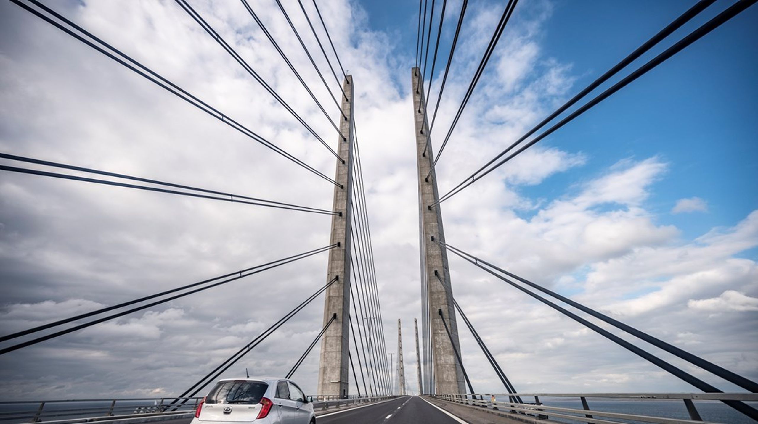 "En fast HH-förbindelse skulle dessutom avlasta Öresundsbron från persontransporter och frigöra kapacitet för godstransporter på järnväg via befintlig förbindelse."