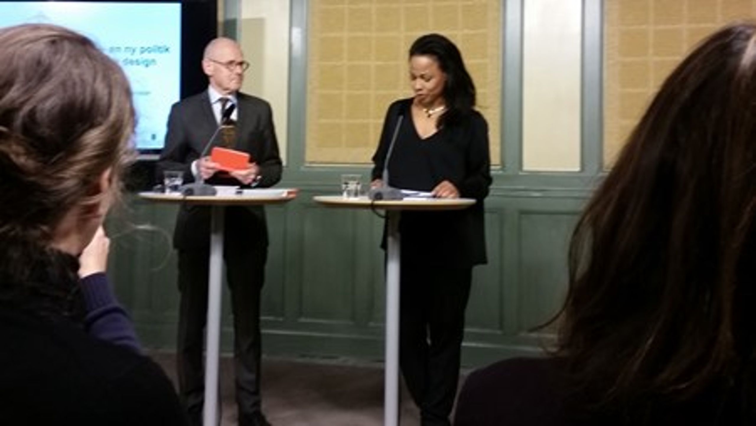 Kulturminister Alice Bah Kuhnke tillsammans med utredaren Christer Larsson