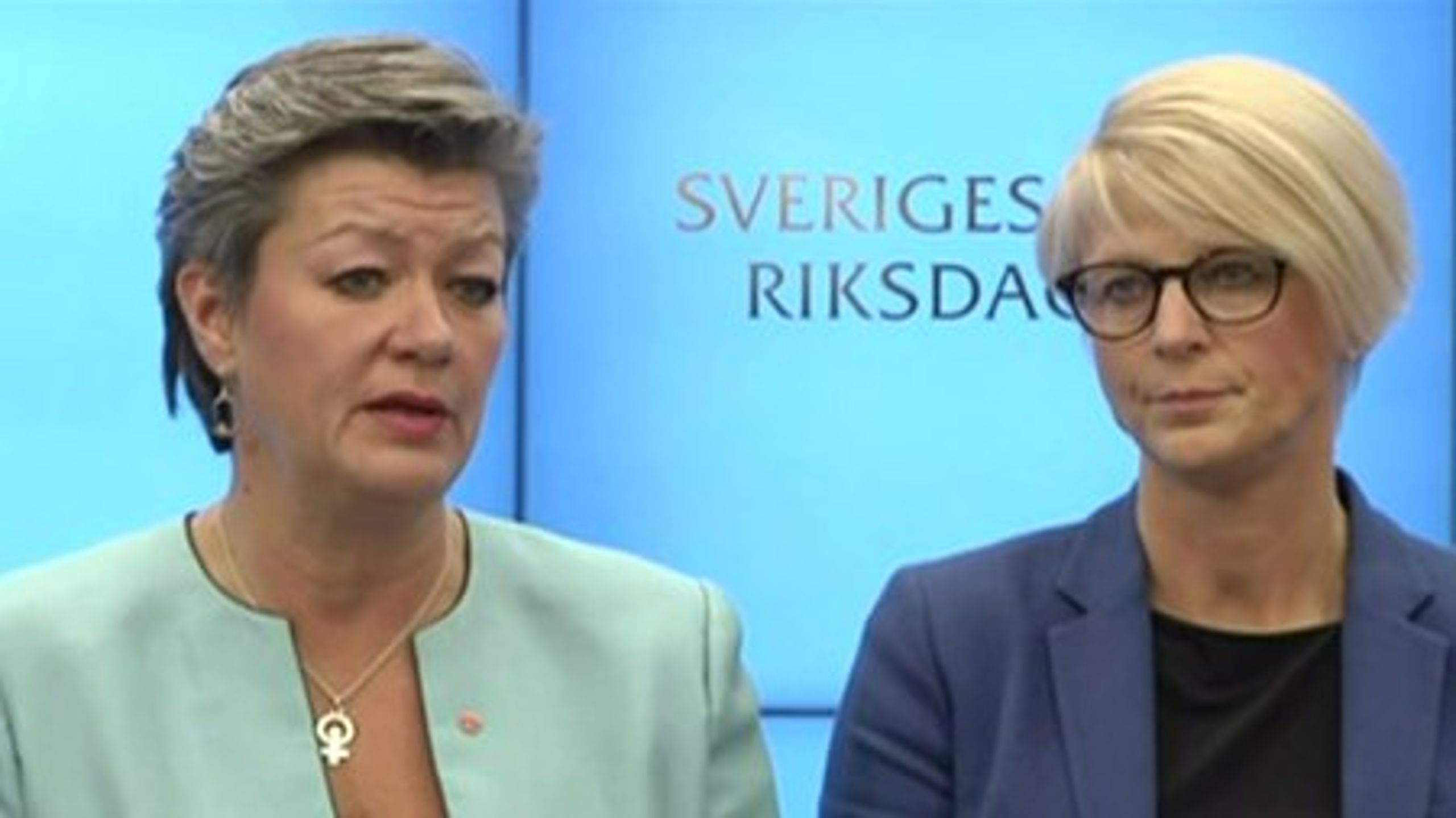 <b>Arbetsmarknadsminister</b> Ylva Johansson (S) och hennes företrädare Elisabeth Svantesson (M) inledde pressträffen om flyktinguppgörelsen.