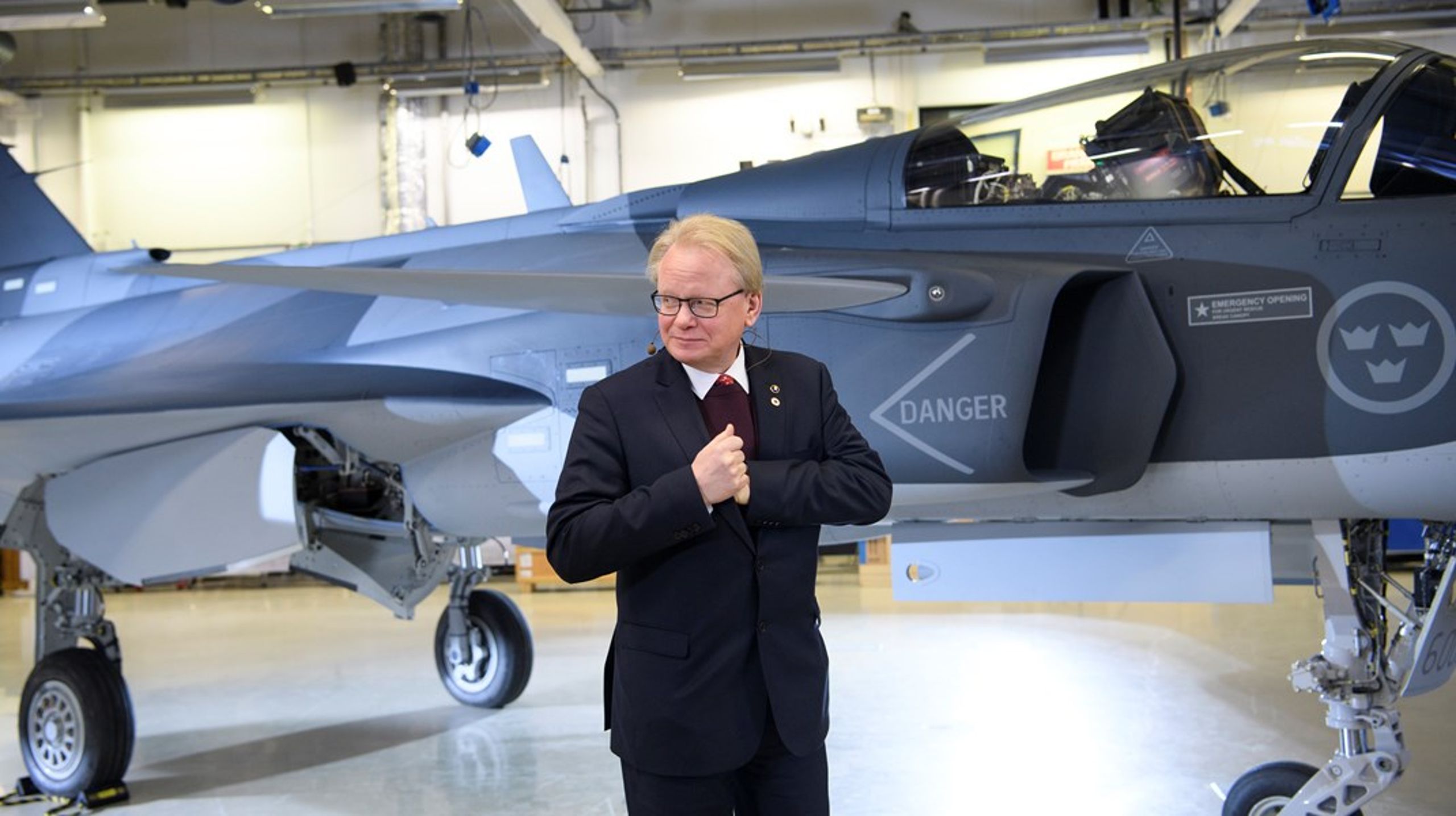 Vill göra affärer med&nbsp;grannen i öst. Försvarsminister Peter Hultqvist (S) framför en Jas 39 Gripen.&nbsp;