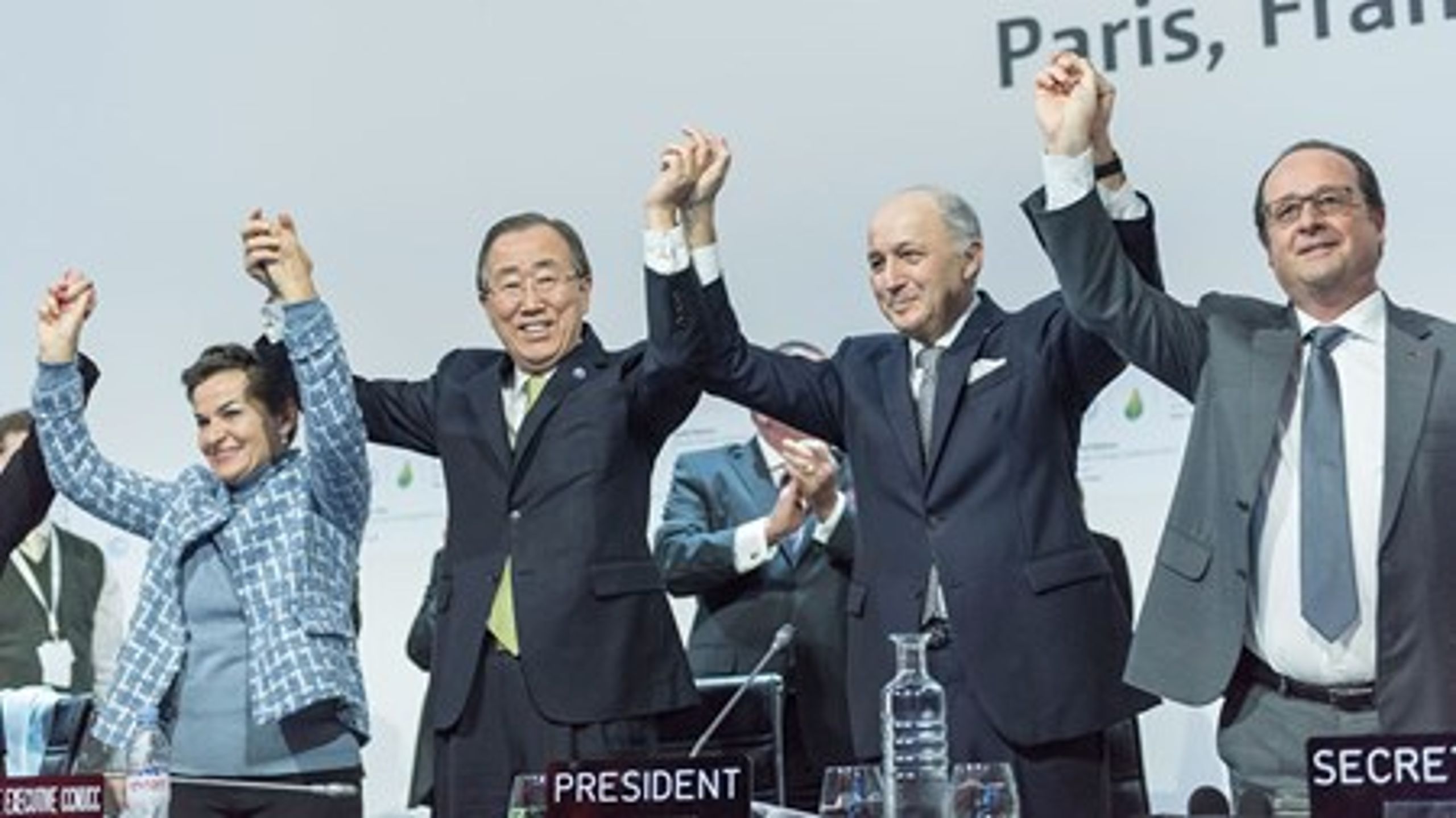 Jubel i Paris.&nbsp;FN:s klimatchef&nbsp;Christiana Figueres, FN:s generalsekreterare Ban Ki-moon,&nbsp;Frankrikes utrikesminister – och&nbsp;hyllad&nbsp;ordförande&nbsp;för&nbsp;klimatmötet –&nbsp;Laurent Fabius samt&nbsp;Frankrikes president François&nbsp;Hollande.