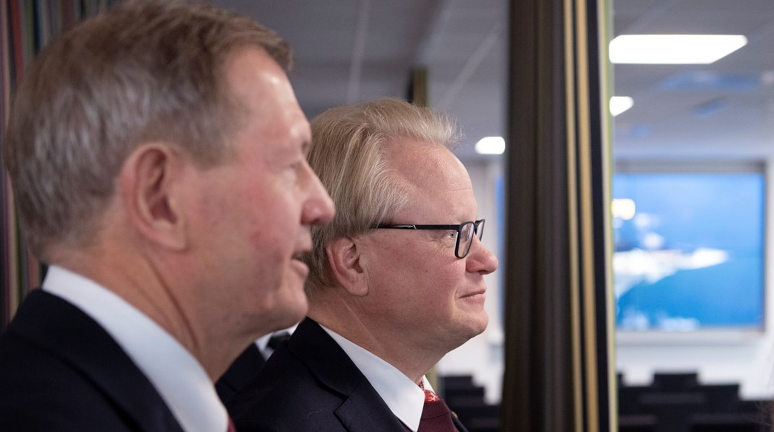 Hoppas på att grannen i öst ska välja svenska jaktstridsplan.&nbsp;SAAB:s ordförande Marcus Wallenberg och försvarsminister Peter Hultqvist (S).