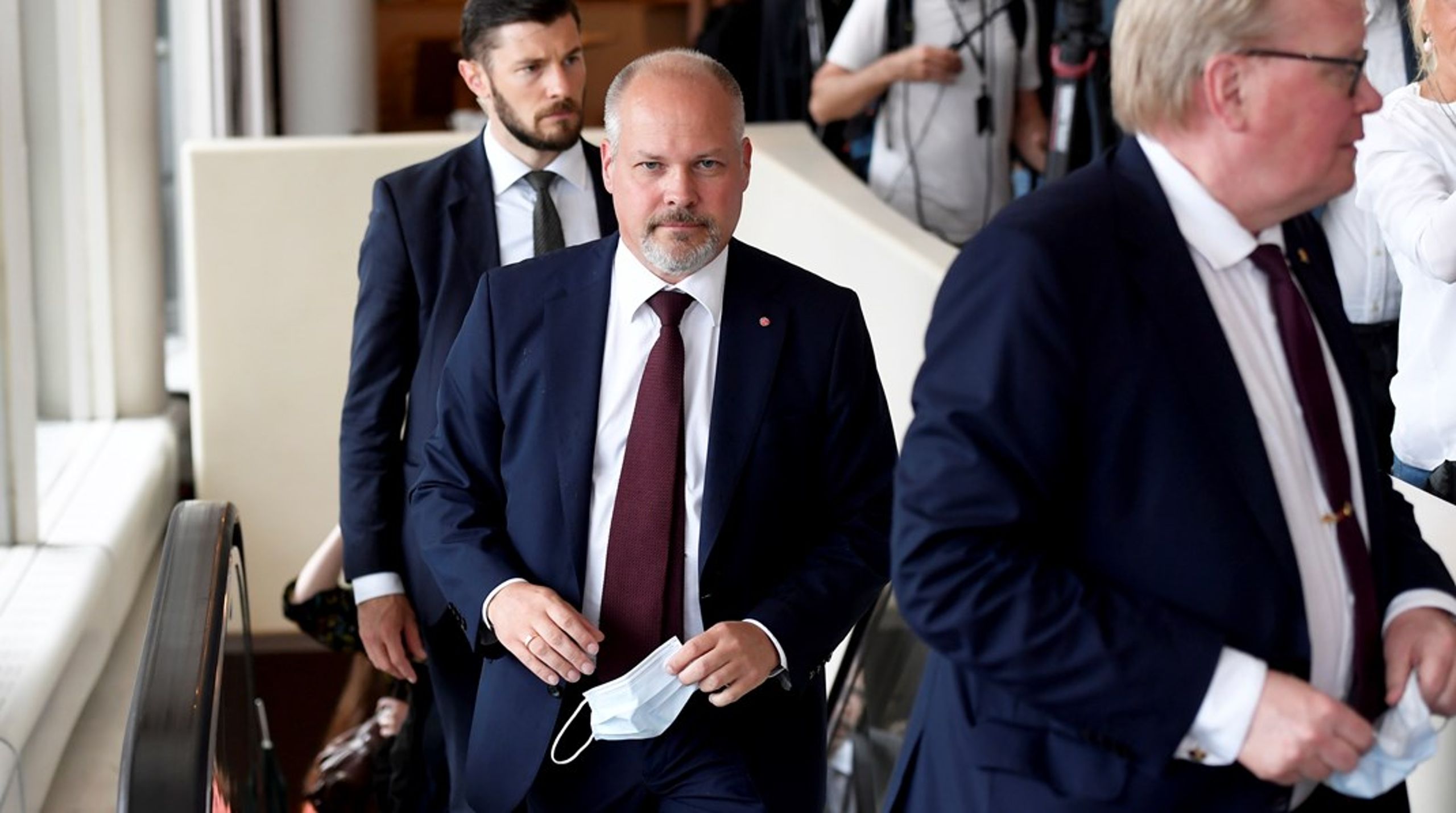 Både partier från höger och vänster i riksdagen riktar nu kritik mot migrationsminister Morgan Johansson (S).