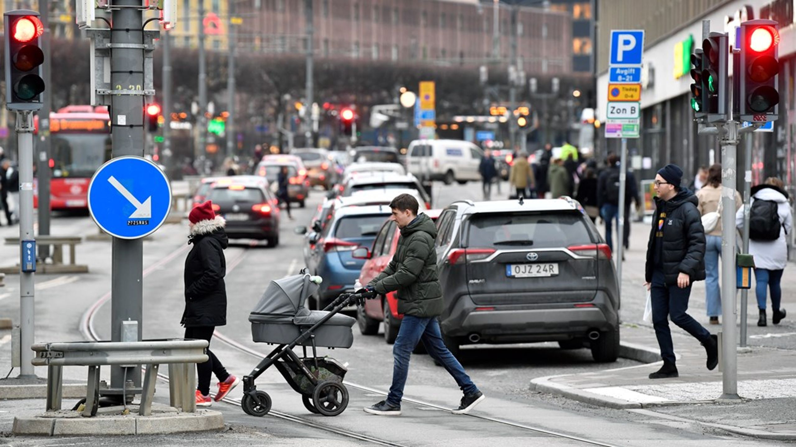 Professor Mogens Fosgerau är kritisk till kommuner som vidtar åtgärder för att minska biltrafiken, åtgärder som blir ytterligare pålagor på persontrafiken, utöver de nationella.<br>