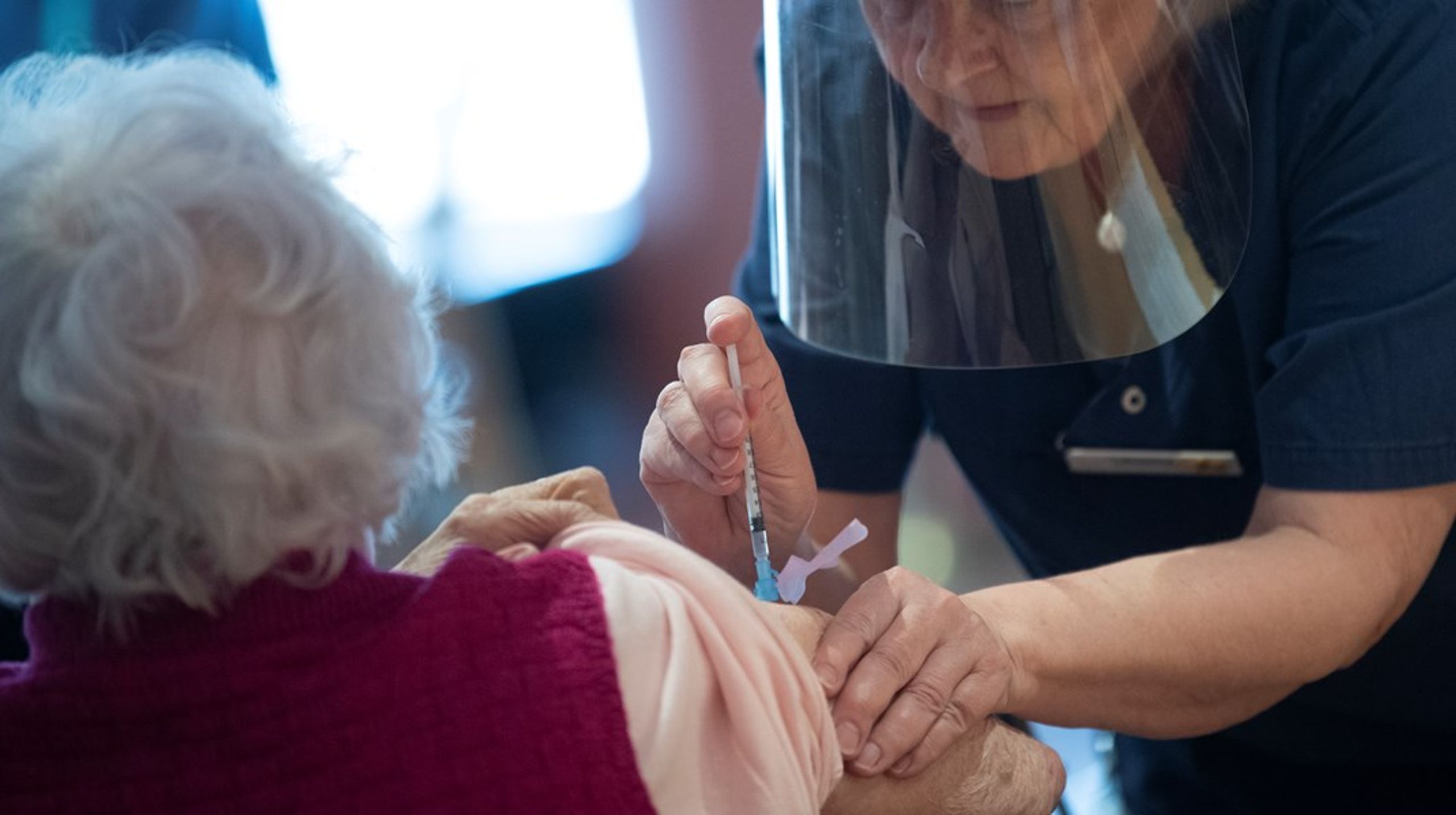 Vetenskapsakademins expertråd rekommenderar att äldre-äldre prioriteras för en påfyllnads dos av vaccin mot covid-19.