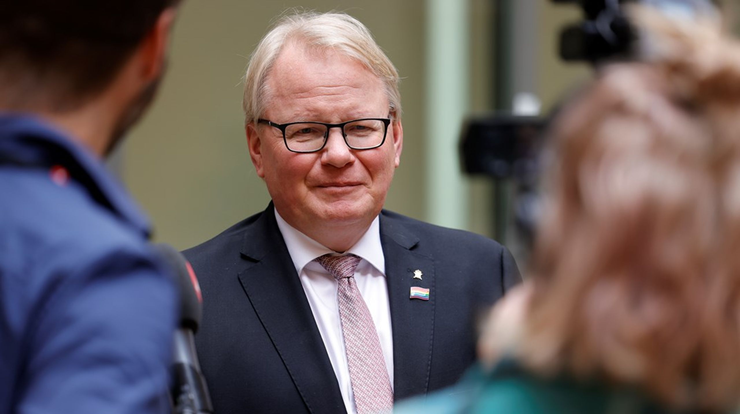 Peter Hultqvist (S) har gått vidare och släpper in Danmark i värmen efter vårens uppgifter om att danskarna hjälpt USA att spionera på svenska politiker.