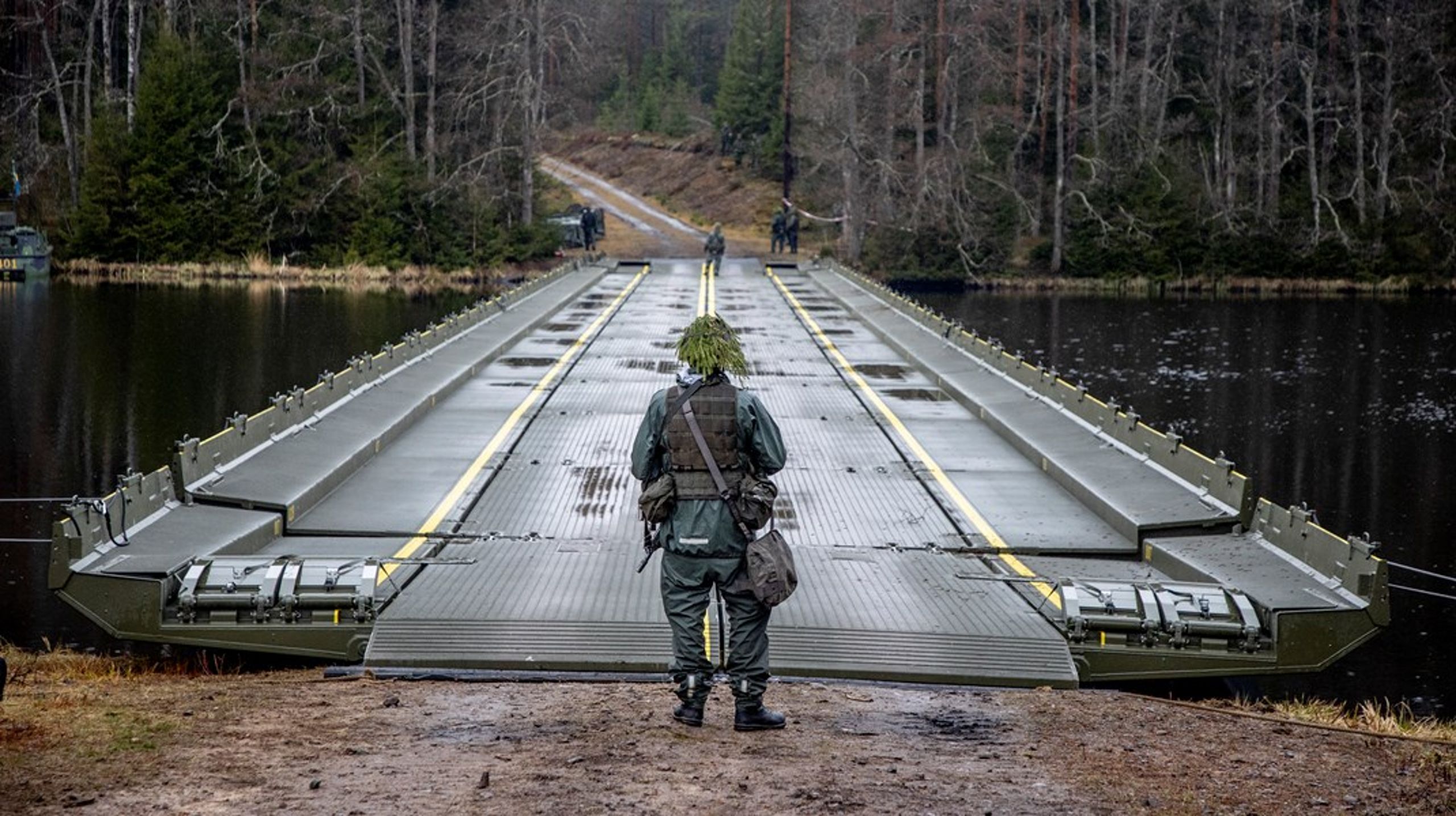 Militärer korsar Lagan vid en övning i Vaggeryd.