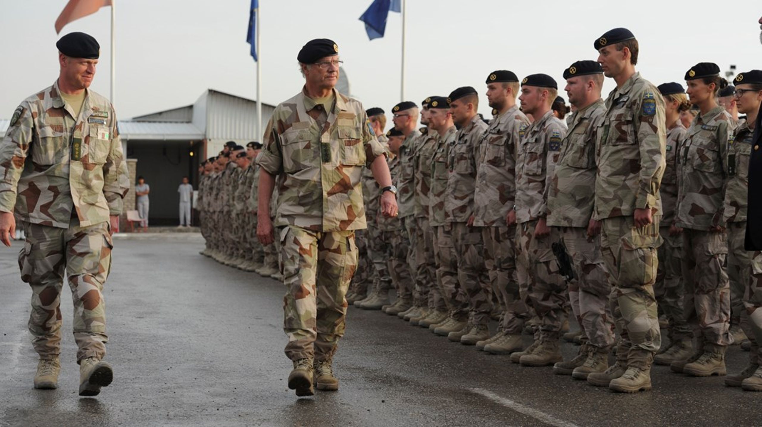 Kung Carl XVI Gustaf vid ett besök på svenskfinska&nbsp;huvudcampen Camp Northern Lights i Mazar-e Sharif i Afghanistan år 2011.