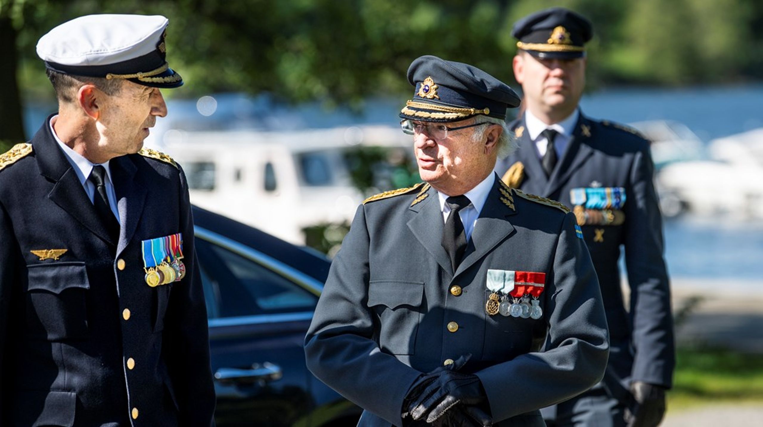 Överbefälhavare Micael Bydén och kung Carl XVI Gustaf vid&nbsp;veteranmonumentet på Gärdet vid Veterandagen i maj 2021.