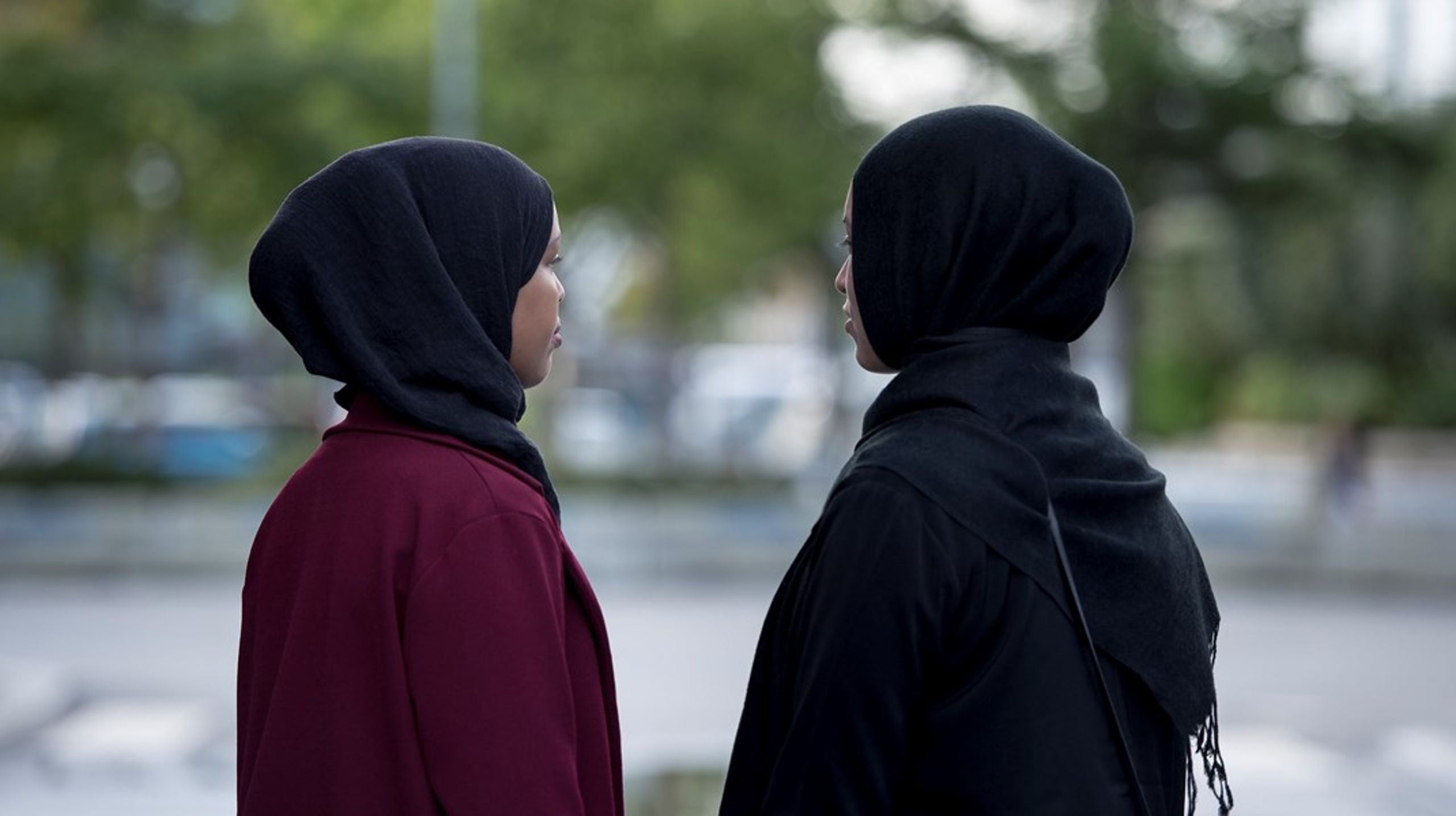 Kommunstyrelsen i Staffanstorp beslutade i maj 2019 att huvudduk på barn i förskola och grundskola inte accepteras. I december samma år beslutade kommunstyrelsen i Skurup&nbsp;att&nbsp;huvudduk, burka, niqab och andra klädesplagg som har som syfte att dölja elever och personal&nbsp;inte ska vara tillåtna.