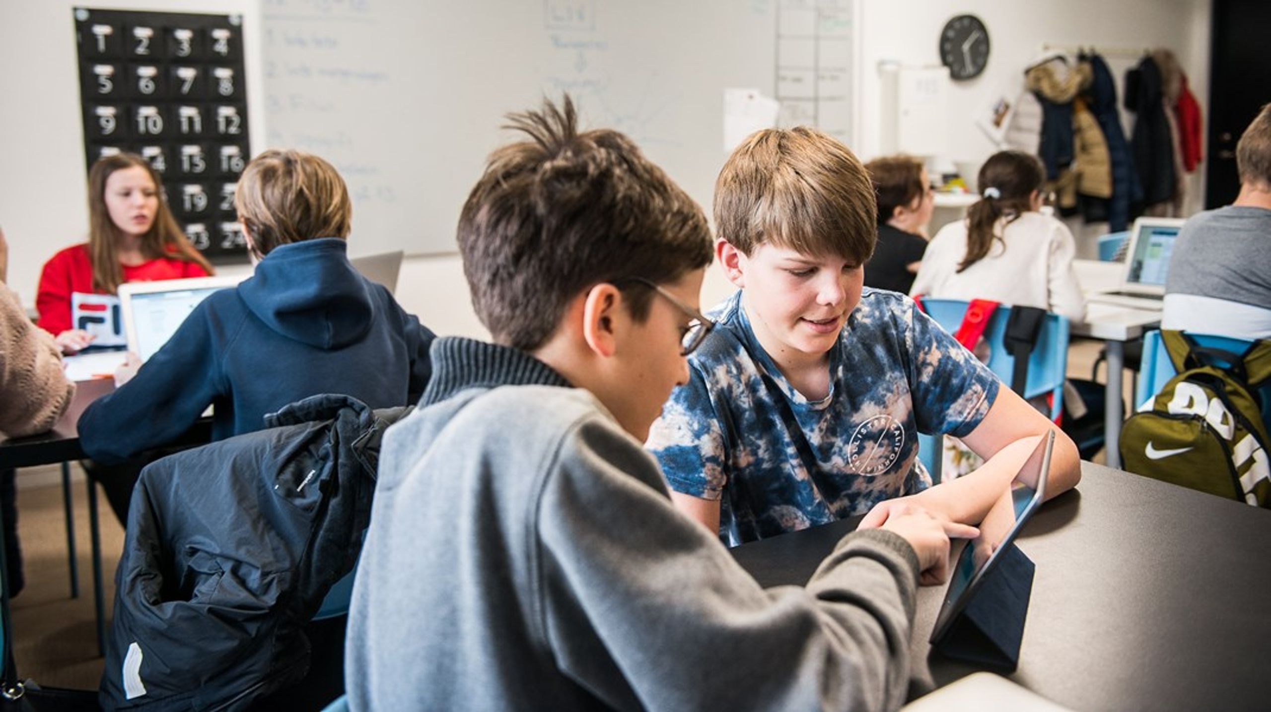 ”Inom kort kommer lärarbristen att öka ännu mer och kommuner runt om i landet fortsätter att skära ner på skolan.”