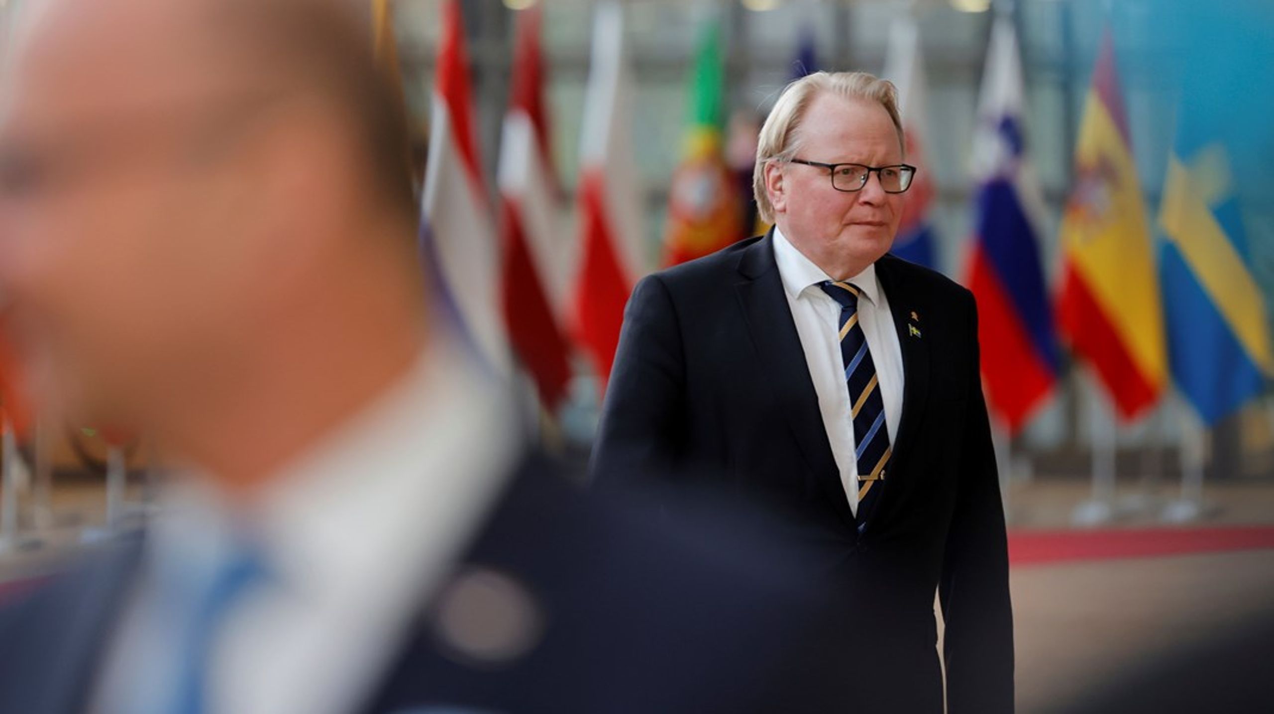 Försvarsminister Peter Hultqvist meddelar att regeringen vill skicka mer vapen till Ukraina.