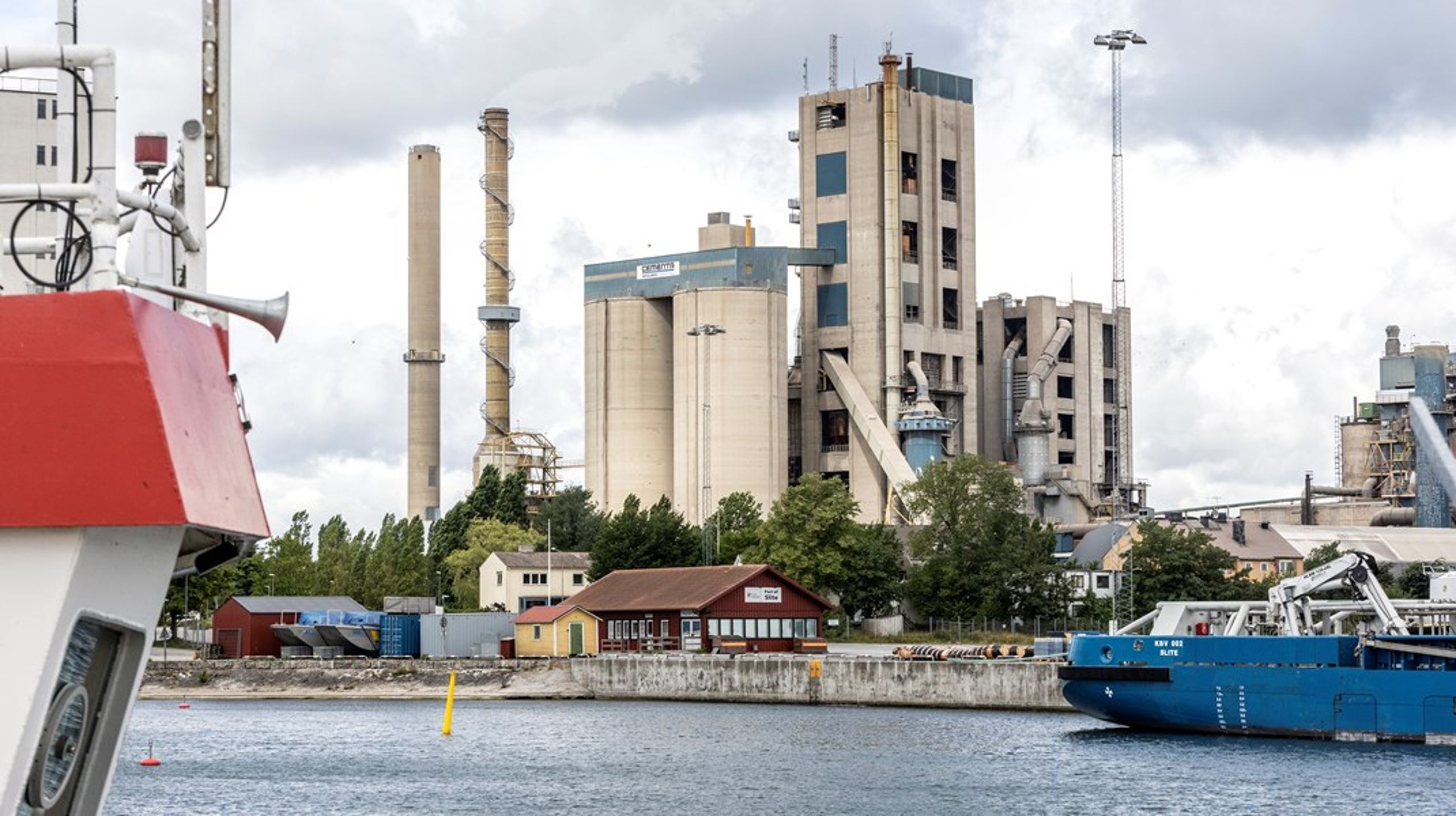 I dag har Cementa ett tillfälligt tillstånd som sträcker sig till slutet av året. Ett tillstånd som redan innan beviljandet orsakade politisk konflikt.