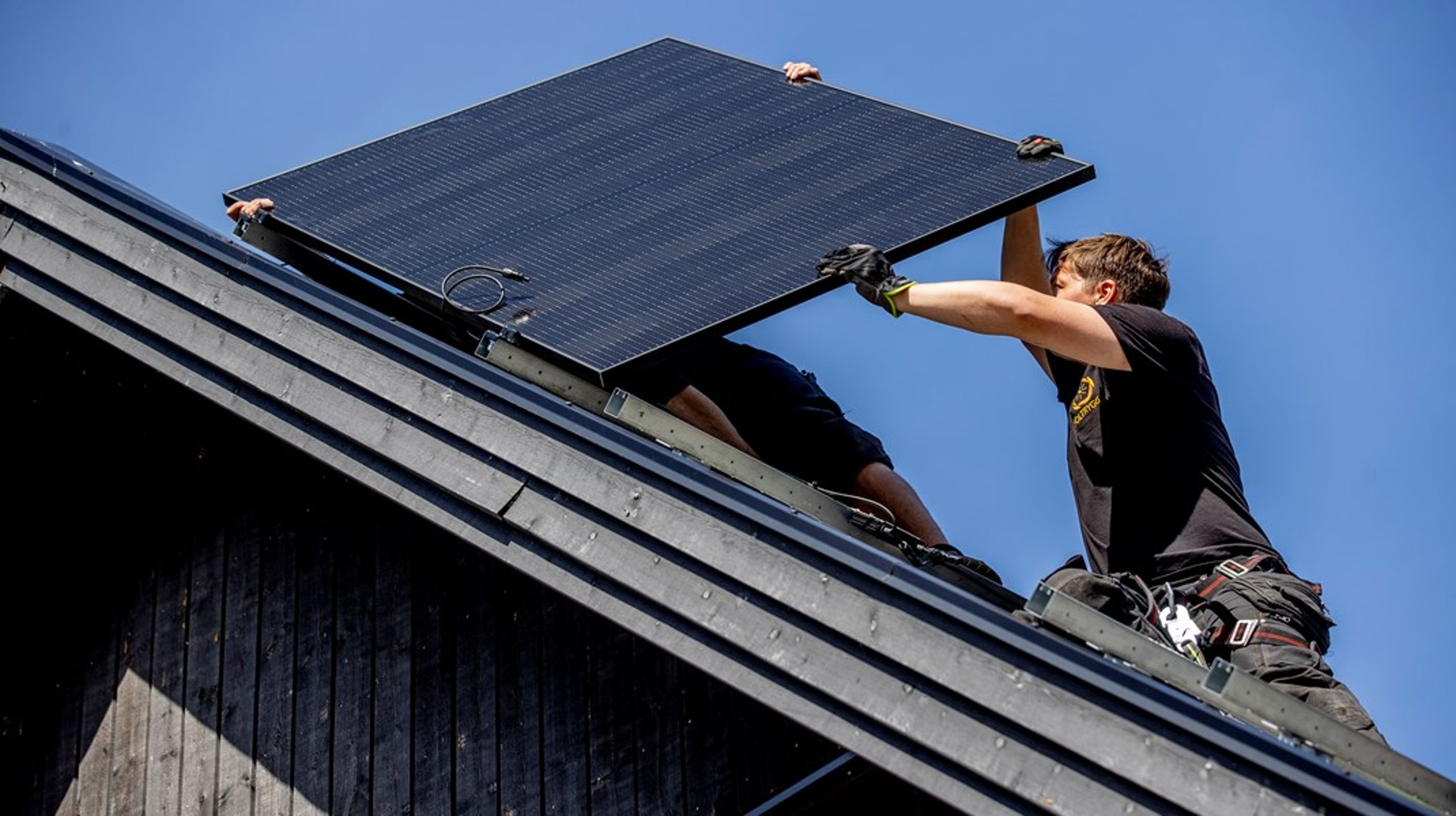 Klagomålen från frustrerande solcellsägare på långa anslutningstider har ökat kraftigt under året, enligt Energimarknadsinspektionen, rapporterar SVT Sörmland.