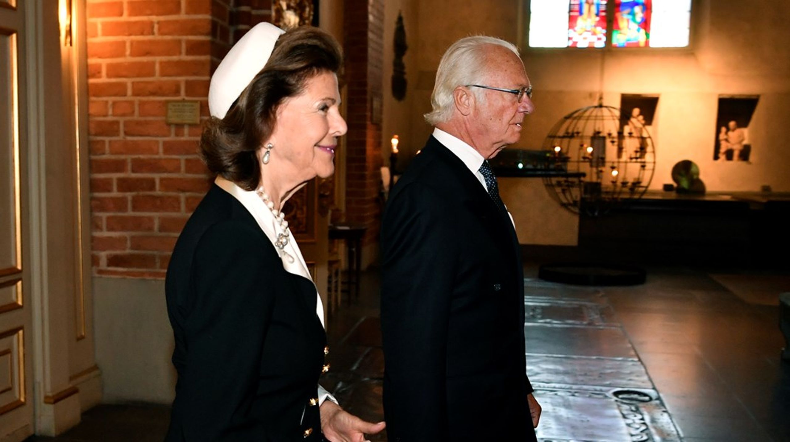 Drottning Silvia och kung Carl Gustaf när de anlände till Storkyrkan för att delta i gudstjänsten inför riksmötets öppnande 2021.&nbsp;