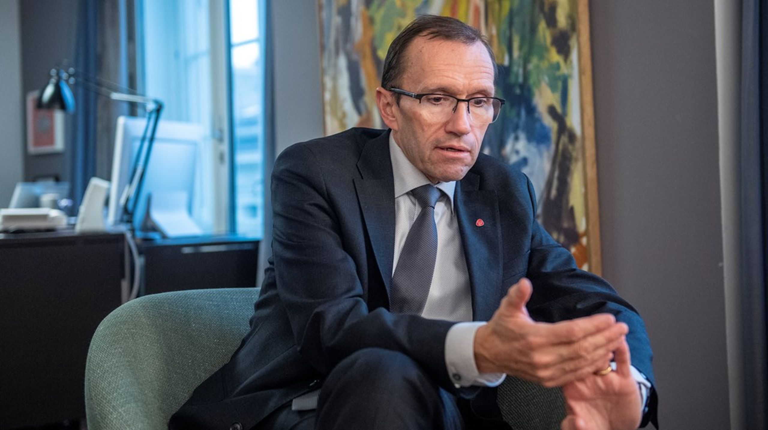 Norges klimat- och miljöminister Espen Barh Eide anser inte att klimat och energi ska föras samman under samma departement.&nbsp;"Många av mina kollegor i Europa tycker att kombinationen med klimat och energi är förnuftig, men de säger ju också till mig att de under det senaste året bara har jobbat med elpriser." säger han till Altinget.