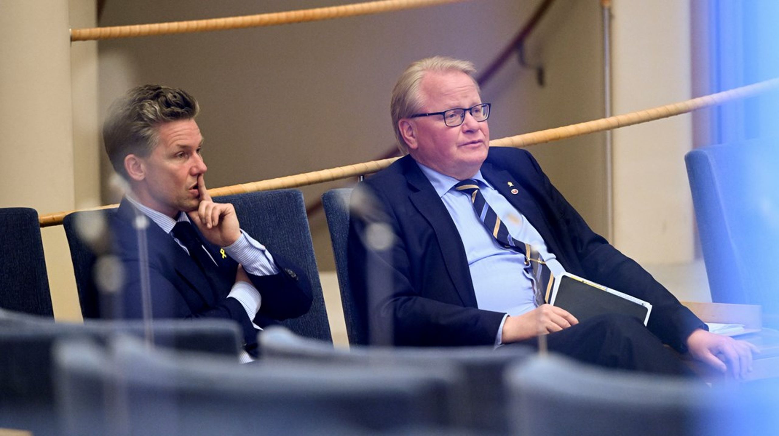 Nya försvarsministern och förra försvarsministern. Pål Jonson (M) och Peter Hultqvist (S).