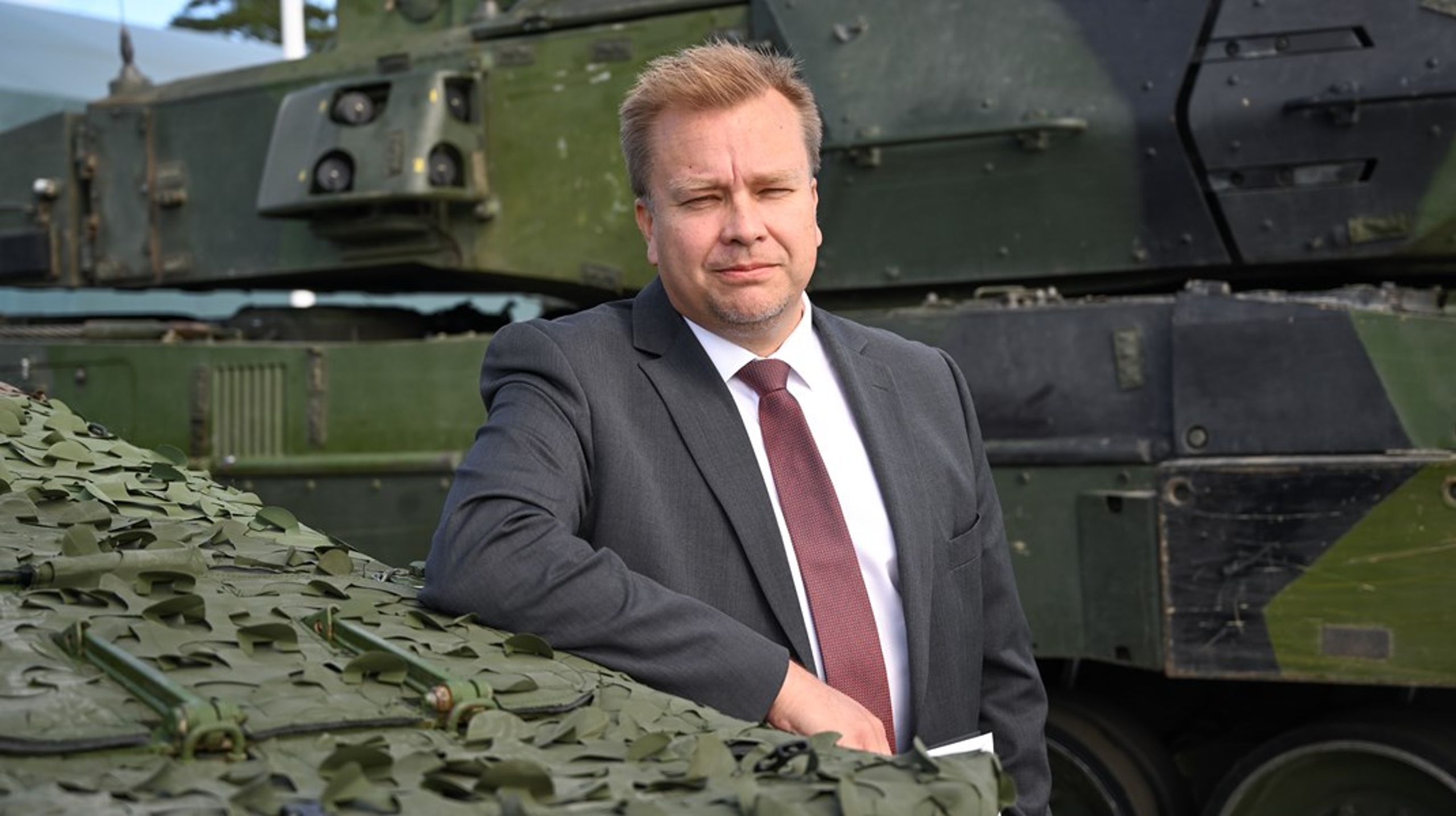 Finlands försvarsminister Antti Kaikkonen under en pressträff i höstas på Gotlands regemente P18, Tofta, i samband med Nordiskt-baltiskt försvarsministermöte.