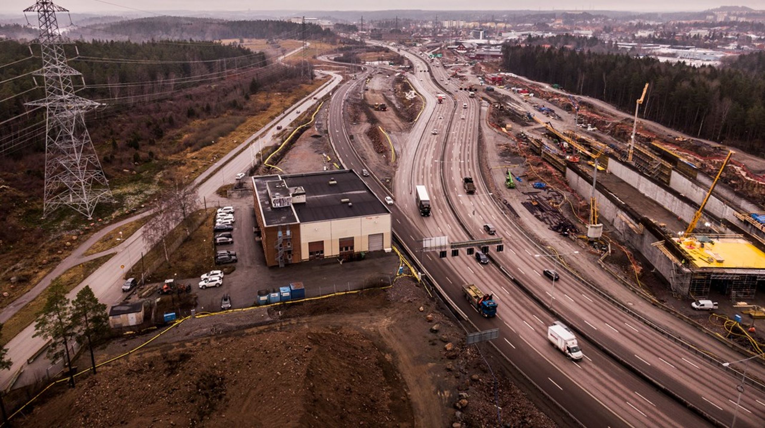 Bara i Region Stockholm ligger masshantering bakom ungefär 28 procent av länets klimatutsläpp från tunga transporter, skriver bolaget. Här bygget av Förbifart Stockholm. <br>