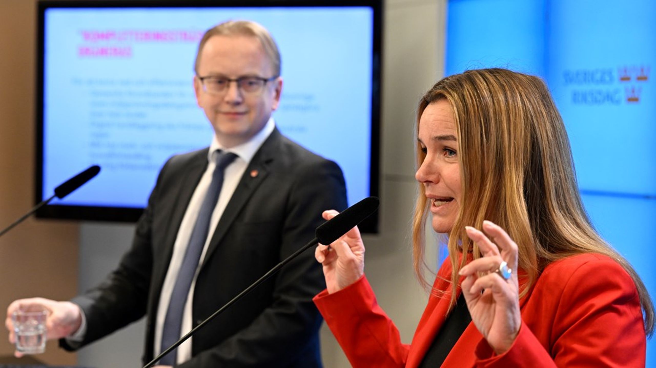 Socialdemokraternas energipolitiska talesperson Fredrik Olovsson och miljöpolitiska talesperson Anna-Caren Sätherberg anser att regeringen är för långsam. "Situationen med att effektivisera och korta tillståndsprocesserna är akut&nbsp;– klimatet och teknikutvecklingen kan inte vänta", säger Anna-Caren Sätherberg.