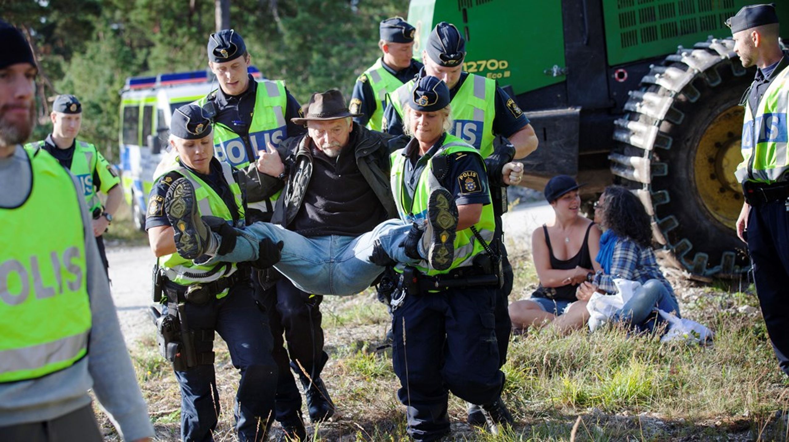 År 2012 pågick demonstrationer och aktioner mot Nordkalks planer att bryta kalk i Bunge på norra Gotland.