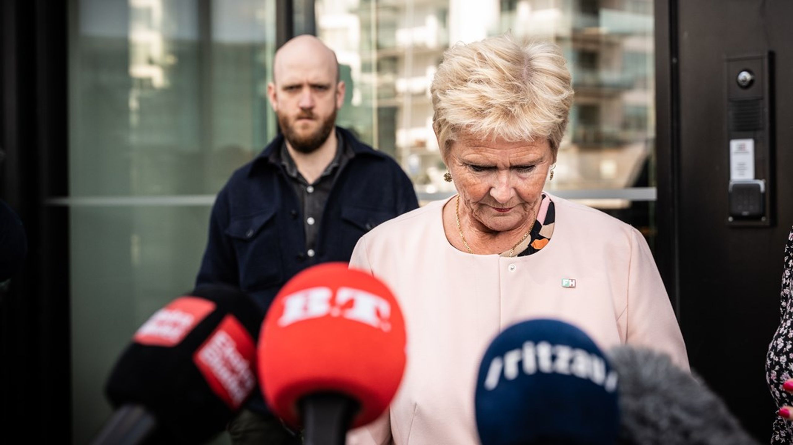 Det tog bara lite mer än två dagar från det att de första berättelserna kom ut sent på torsdagen i förra veckan, tills Lizette Risgaard avgick på söndagsmorgonen. Men det har varit två plågsamma dagar för fackföreningsrörelsen, säger Altinget.dk:s arbetsmarknadsredaktör.
&nbsp;