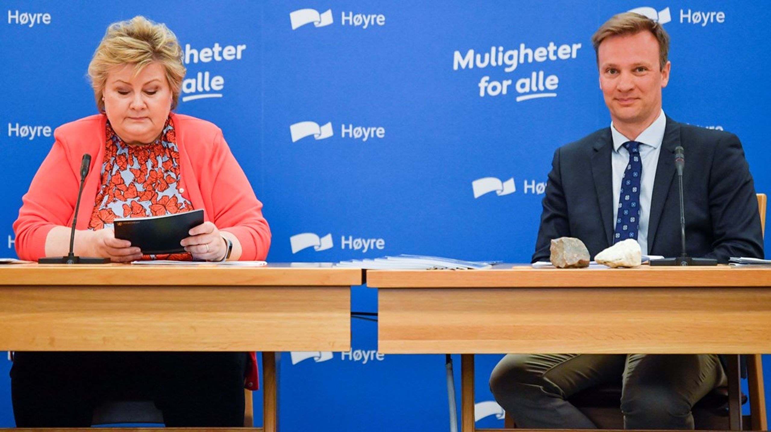 Konservativa Høyres partiledare Erna Solberg och&nbsp;partikollegan Bård Ludvig Thorheim presenterar partiets nya mineralstrategi.