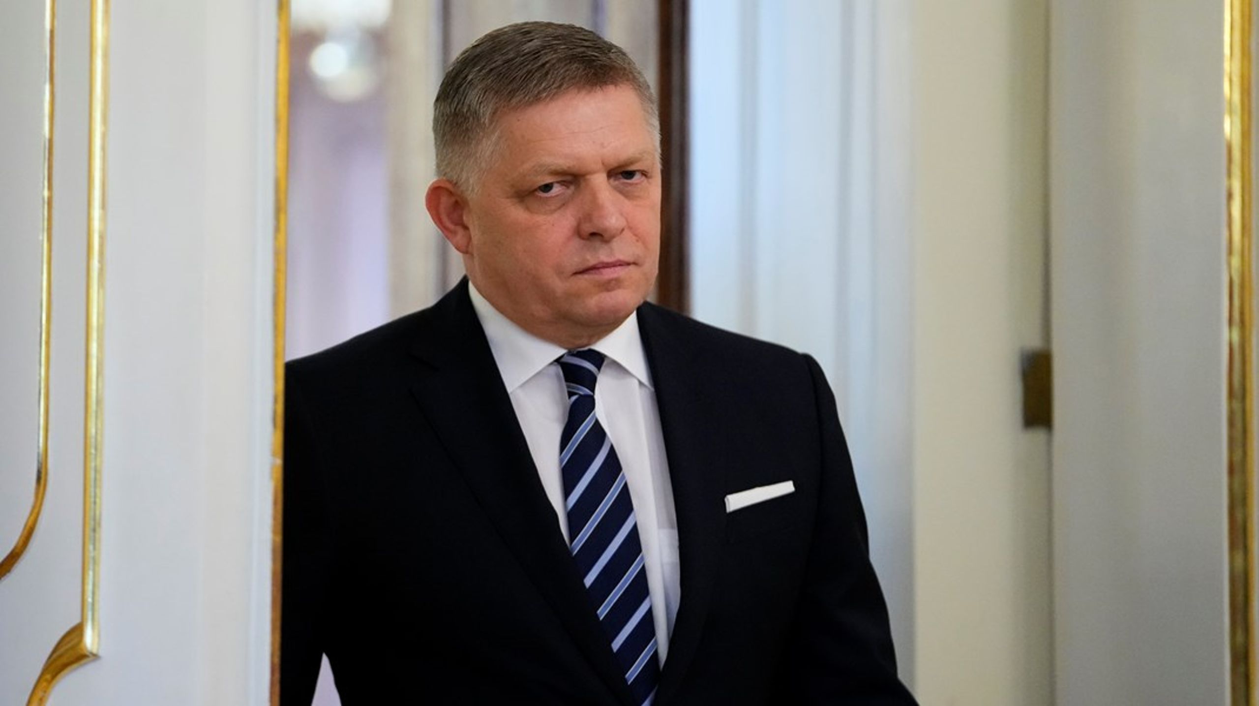 Robert Fico i&nbsp;presidentpalatset i Bratislava.