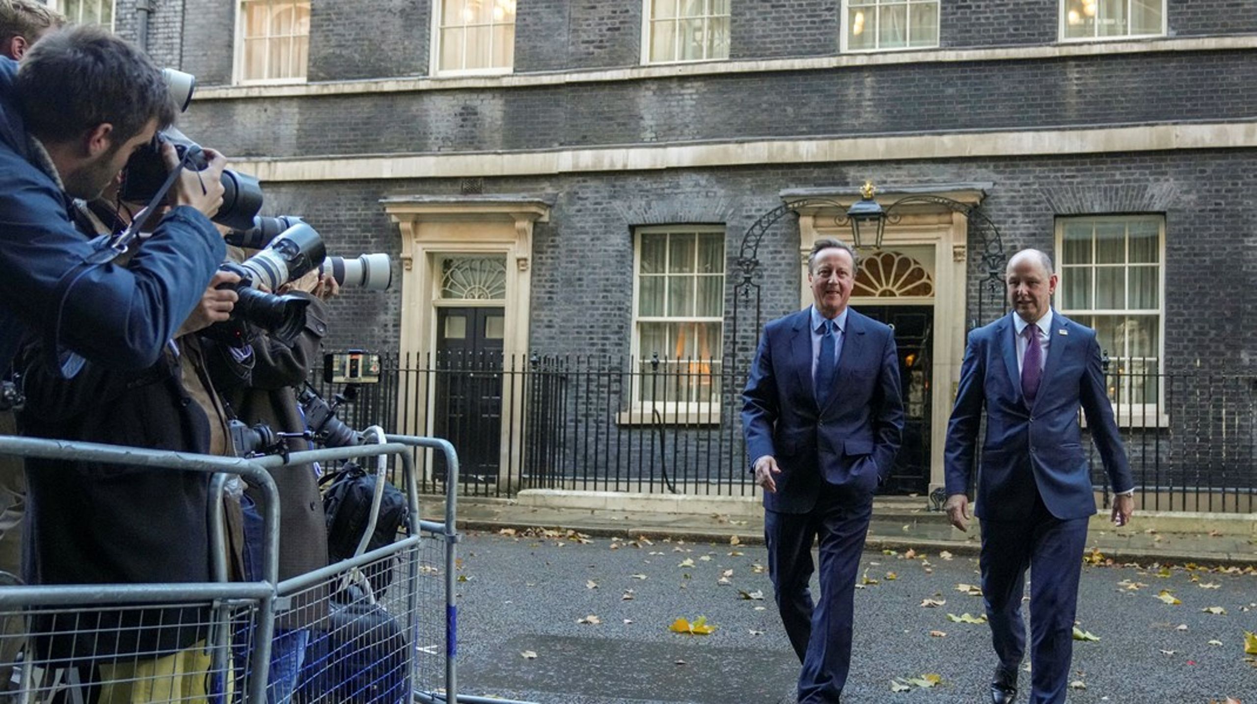 David Cameron lämnar 10&nbsp;Downing Street efter sitt möte med Rishi Sunak på måndagen.