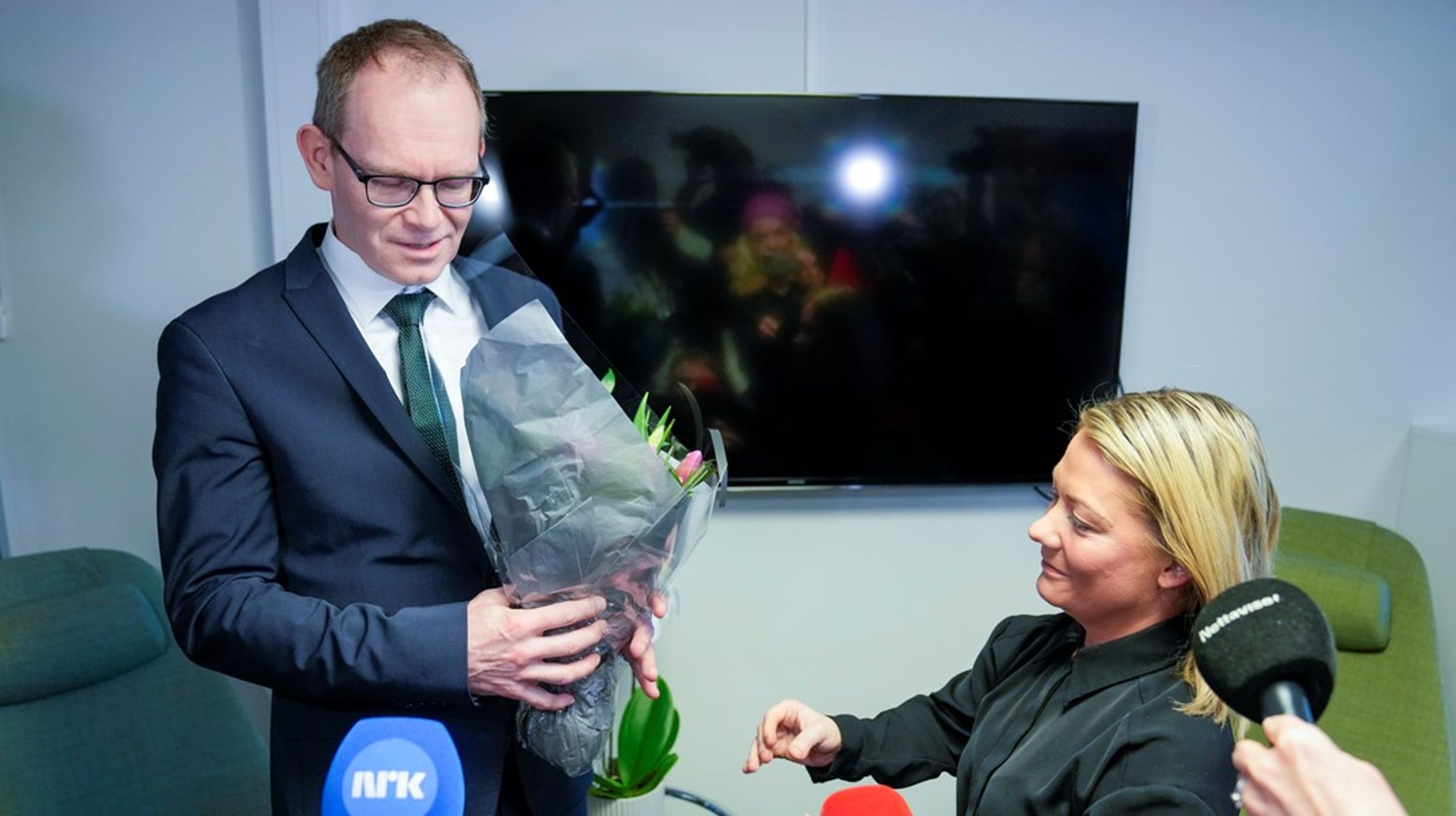 Den tidigare forskningsministern Sandra
Borch&nbsp;överlämnar blommor och nycklar till hennes efterträdare&nbsp;Oddmund Løkensgard Hoel.&nbsp;