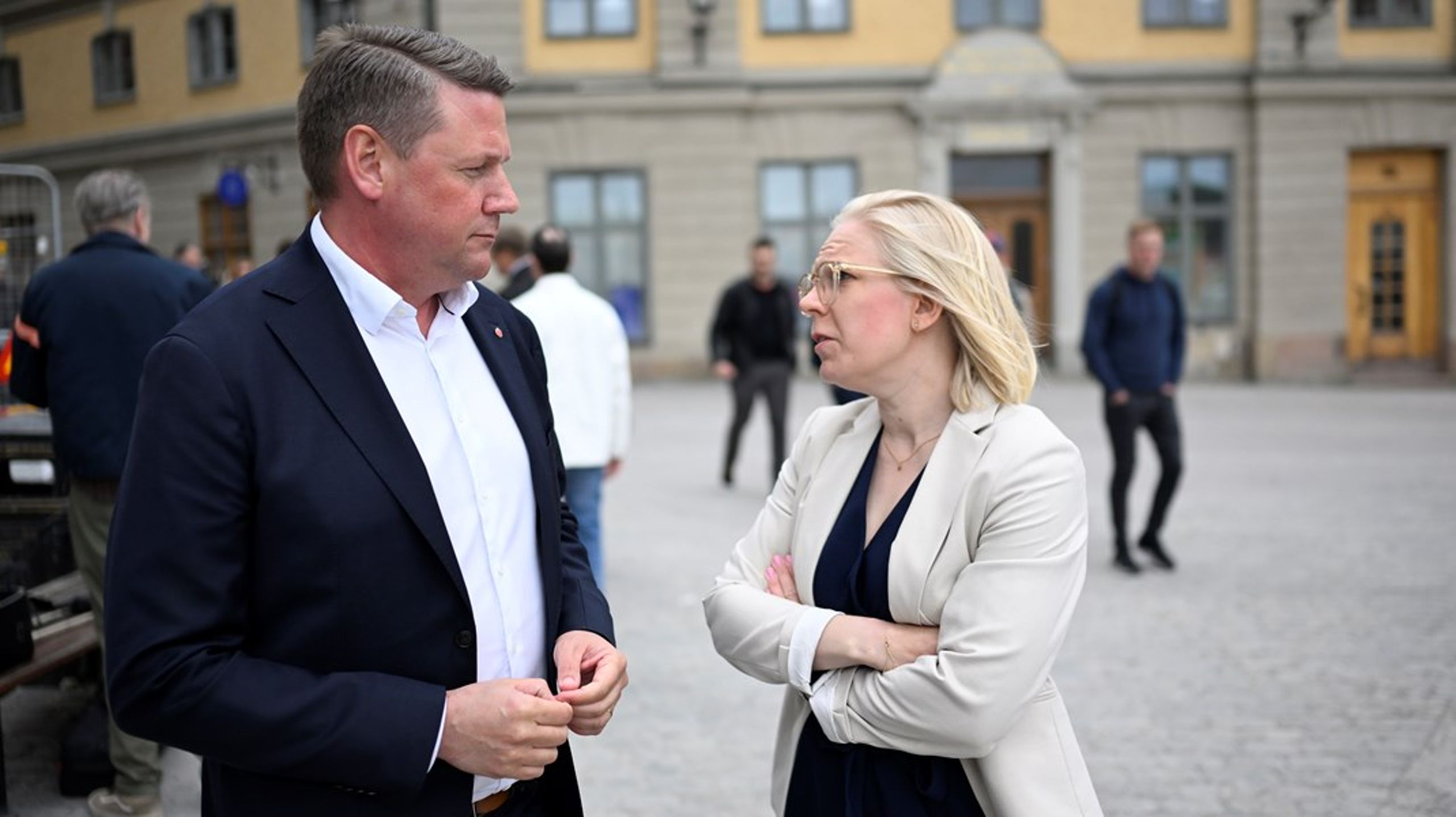 Socialdemokraternas partisekreterare Tobias Baudin och Centerpartiets partisekreterare Karin Ernlund är båda missnöjda efter mötet med riksdagspartiernas partisekreterare.