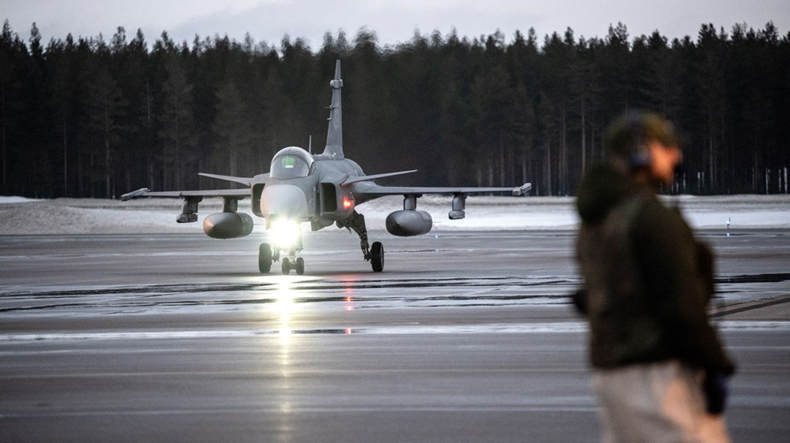 Ska inte till Ukraina. Ett JAS 39 Gripen taxar in på&nbsp;Luleå-Kallax flygplats.