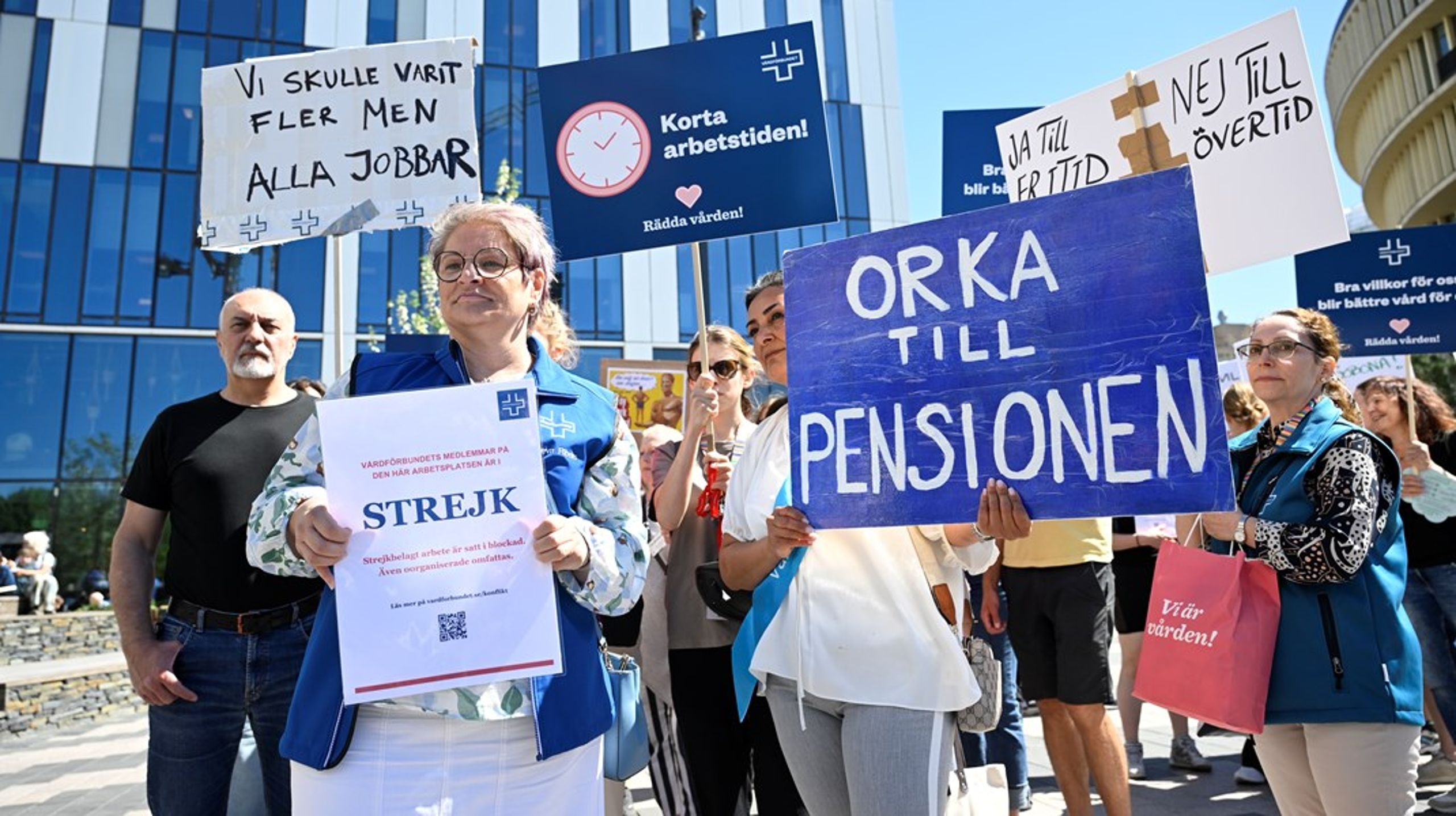 Vårdförbundets ordförande Sineva Ribeiro demonstrerar tillsammans med vårdpersonal utanför Karolinska sjukhuset i Solna i samband med att sjuksköterskestrejken startar.