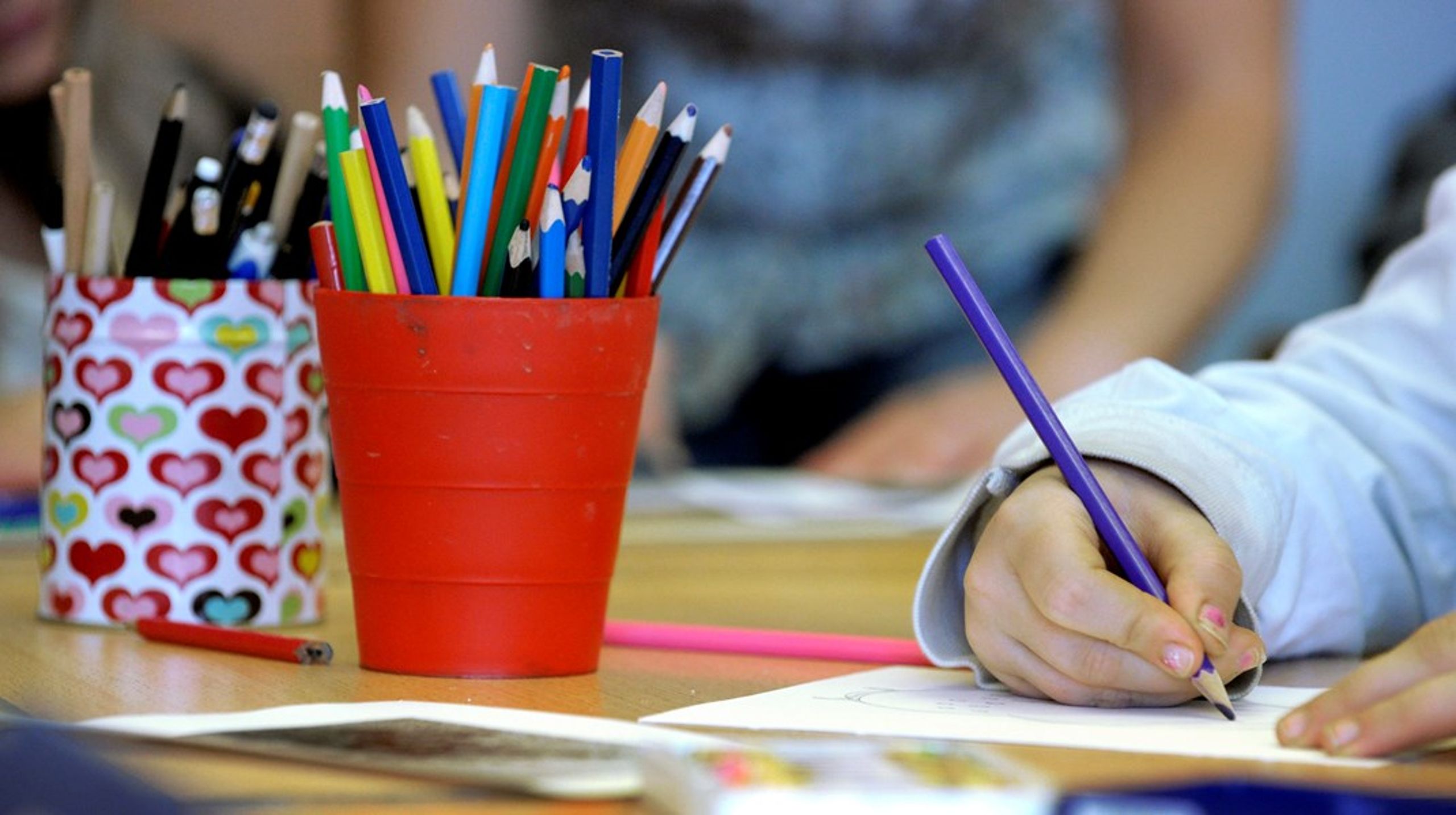 En anmälningsplikt för anställda inom skola, vård och socialtjänst riskerar snarare att befästa skuggsamhället, anser Göran Sundström.