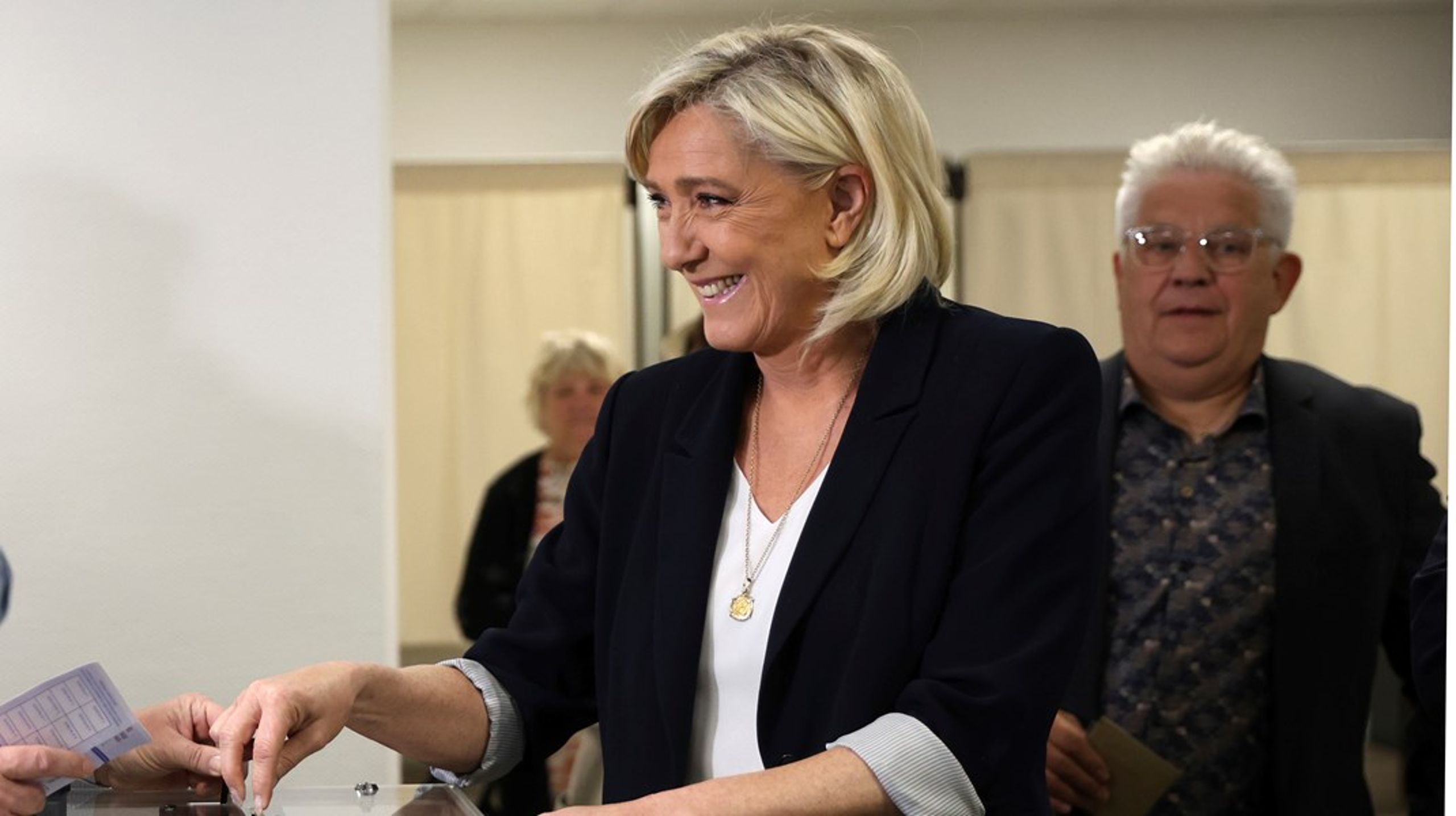 Marine Le Pens parti Nationell samling får dubbelt så stort stöd som president Emmanuel Macron.