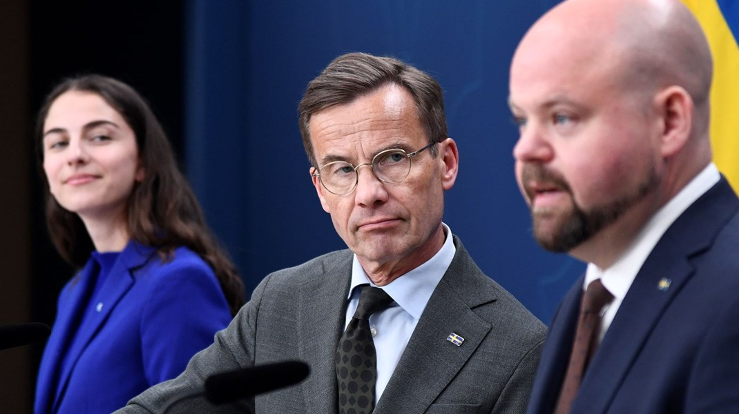 Klimat- och miljöminister Romina Pourmokhtari (L), statsminister Ulf Kristersson (M) samt landsbygdsminister Peter Kullgren (KD) vid pressträff där de berättar om att en havsproposition är på väg. Men de tydliga löftena på pressträffen rimmar inte med de vaga skrivningarna i den proposition som sedan kom, anser Miljöpartiet.