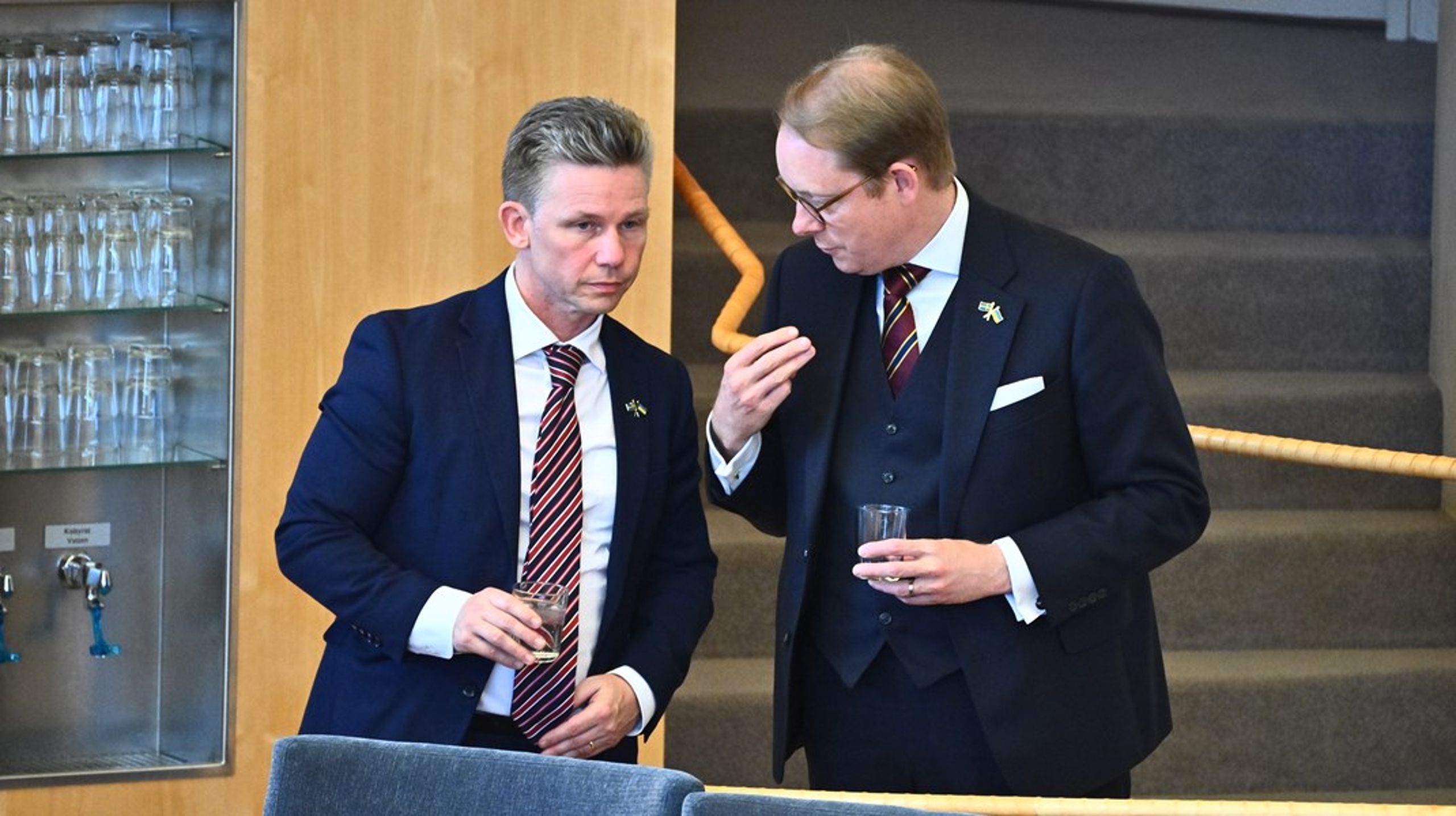 Pål Jonson och Tobias Billström fick på tisdagskvällen DCA-avtalet godkänt av riksdagen.