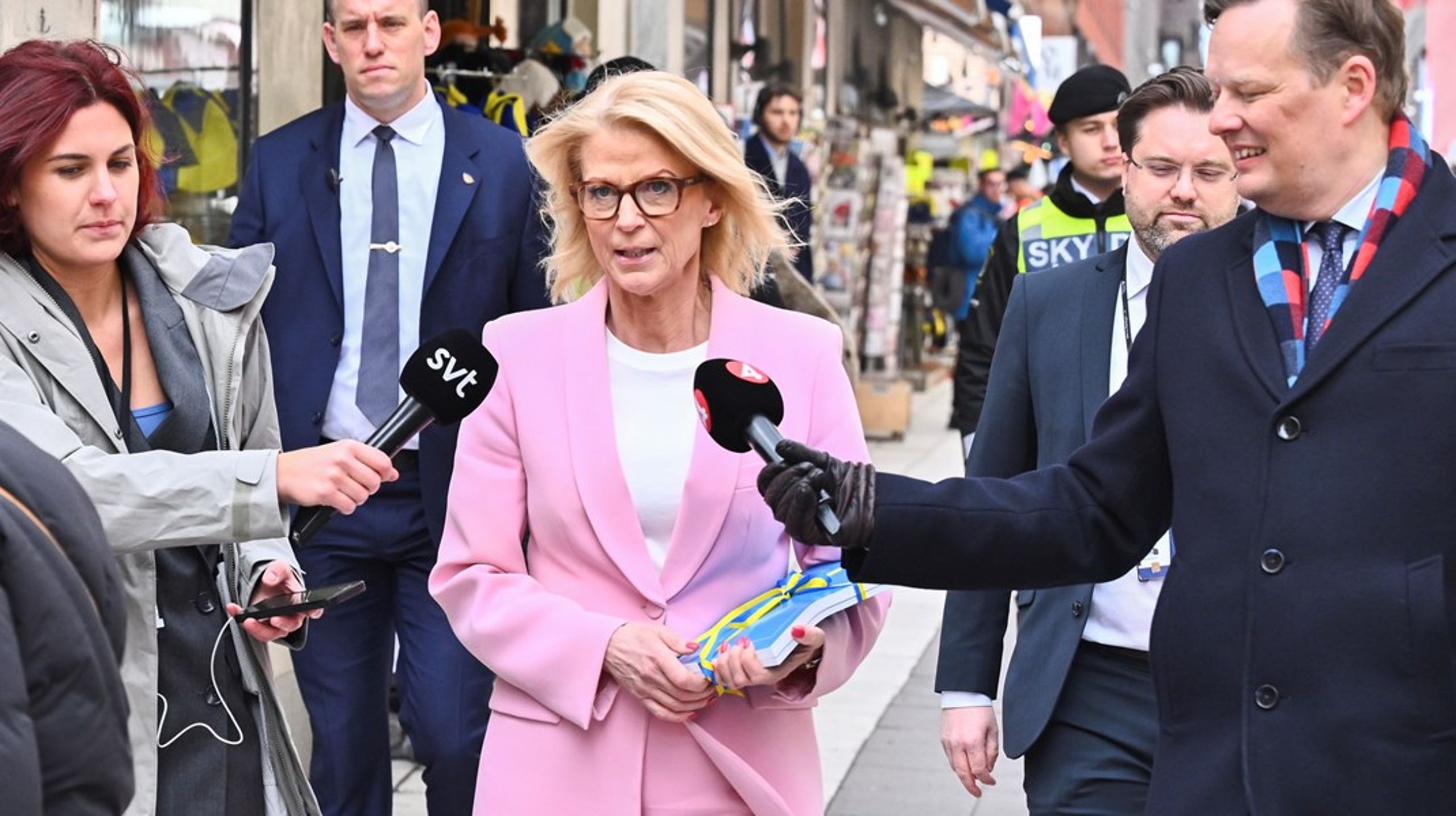 Finansminister Elisabeth Svantesson (M) under den traditionella&nbsp;budgetpromenaden från finansdepartementet till riksdagen.