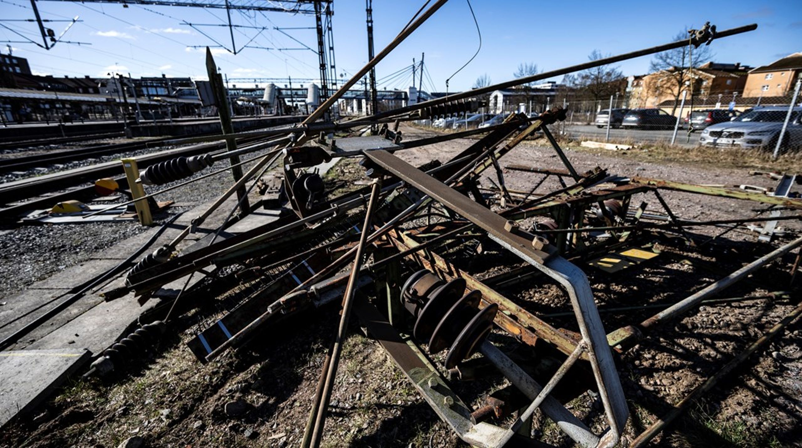 Järnvägens underhållsskuld uppskattas ligga på närmare 100 miljarder kronor i vissa bedömningar. Nu ska avgifterna för de direkta kostnaderna som trafiken har på systemet ses över.<br>