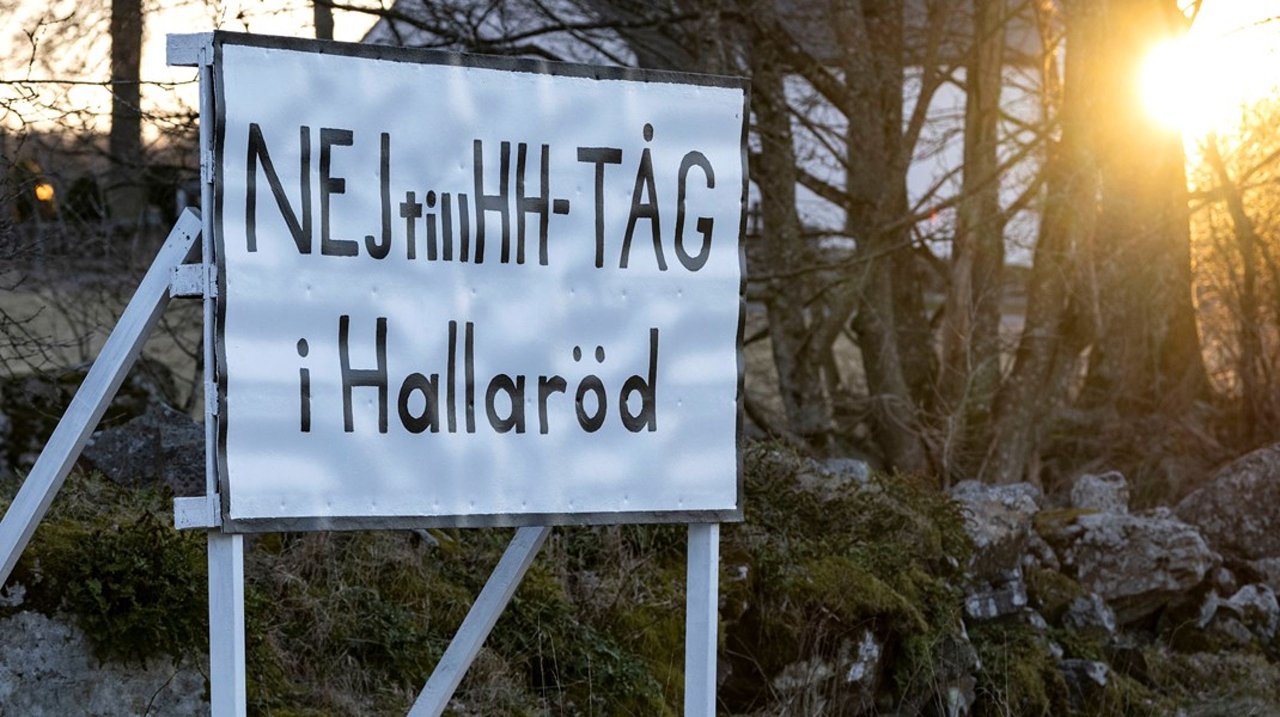 En protestskylt&nbsp;Hallaröd nordväst om Höör. Den föreslagna sträckningen av den nya stambanan för höghastighetståg genom Skåne har lett till oenighet, protester och&nbsp;debatt – och är ett av exemplen som debattören nämner.&nbsp;