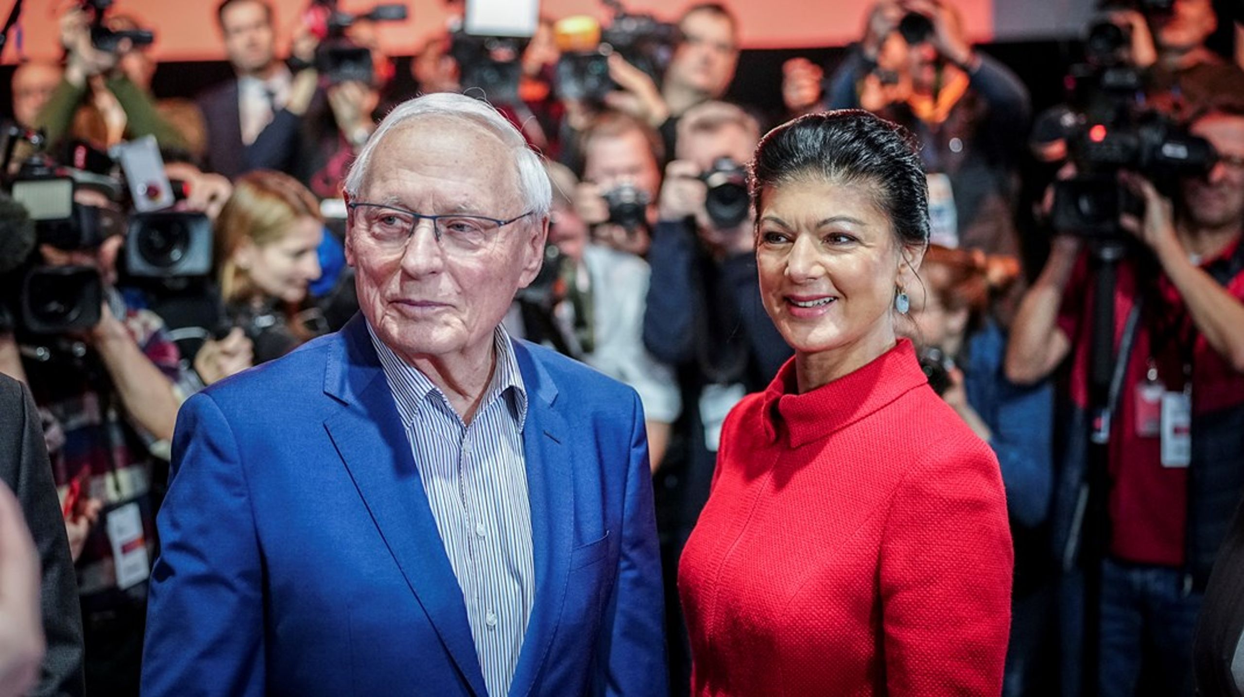 Tyska politikerna tillika makarna Oskar Lafontaine och Sahra Wagenknecht vid grundandet av partiet&nbsp;Bündnis Sahra Wagenknecht i januari i år.&nbsp;<br>