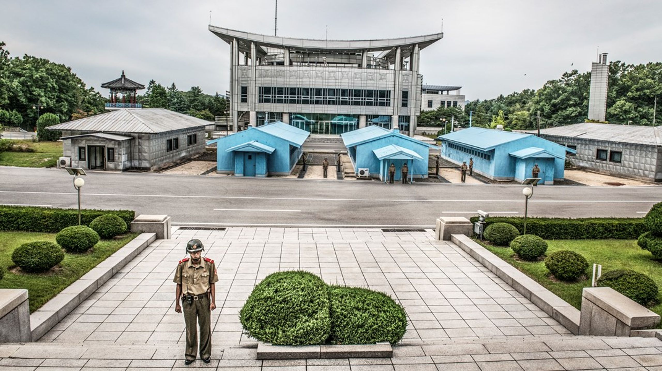 Den demilitariserade zonen med Conference Row-platsen där tre blå baracker för samman Nordkorea och Sydkorea. Beredskapskraven på grund av den säkerhetspolitiska situationen&nbsp;är ett fokusområde för utskottsresan.