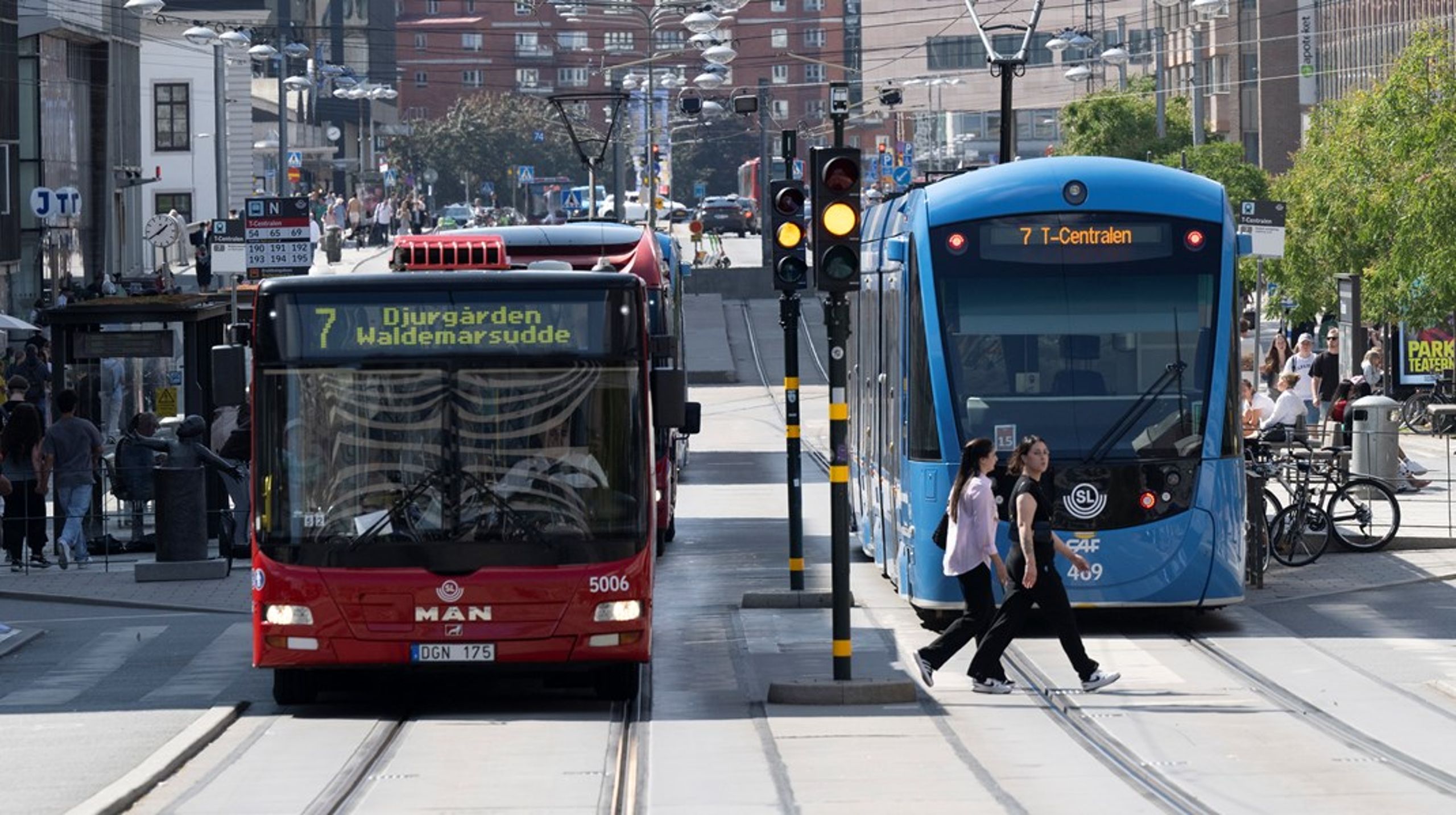 ”Det torde vara av gemensamt intresse även för staten att bidra till den gröna omställningen inom persontransporter”, skriver debattörerna.