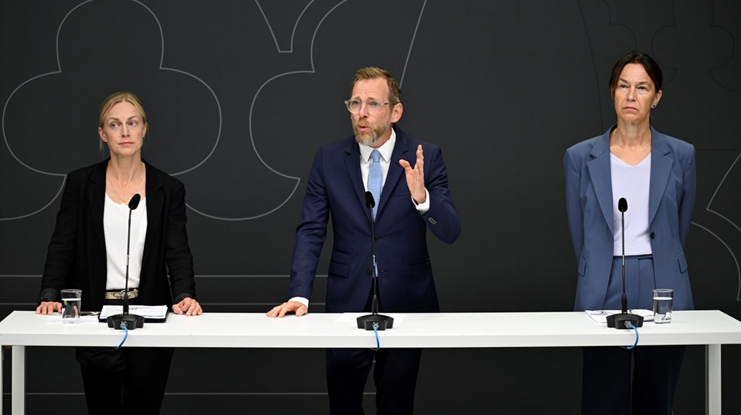 Utredare Helena Frielingsdorf, socialminister Jakob Forssmed (KD) och Olivia Wigzell, tillförordnad&nbsp;generaldirektör för Folkhälsomyndigheten presenterade åldersanpassade rekommendationerna för barns och ungas digitala medieanvändning.