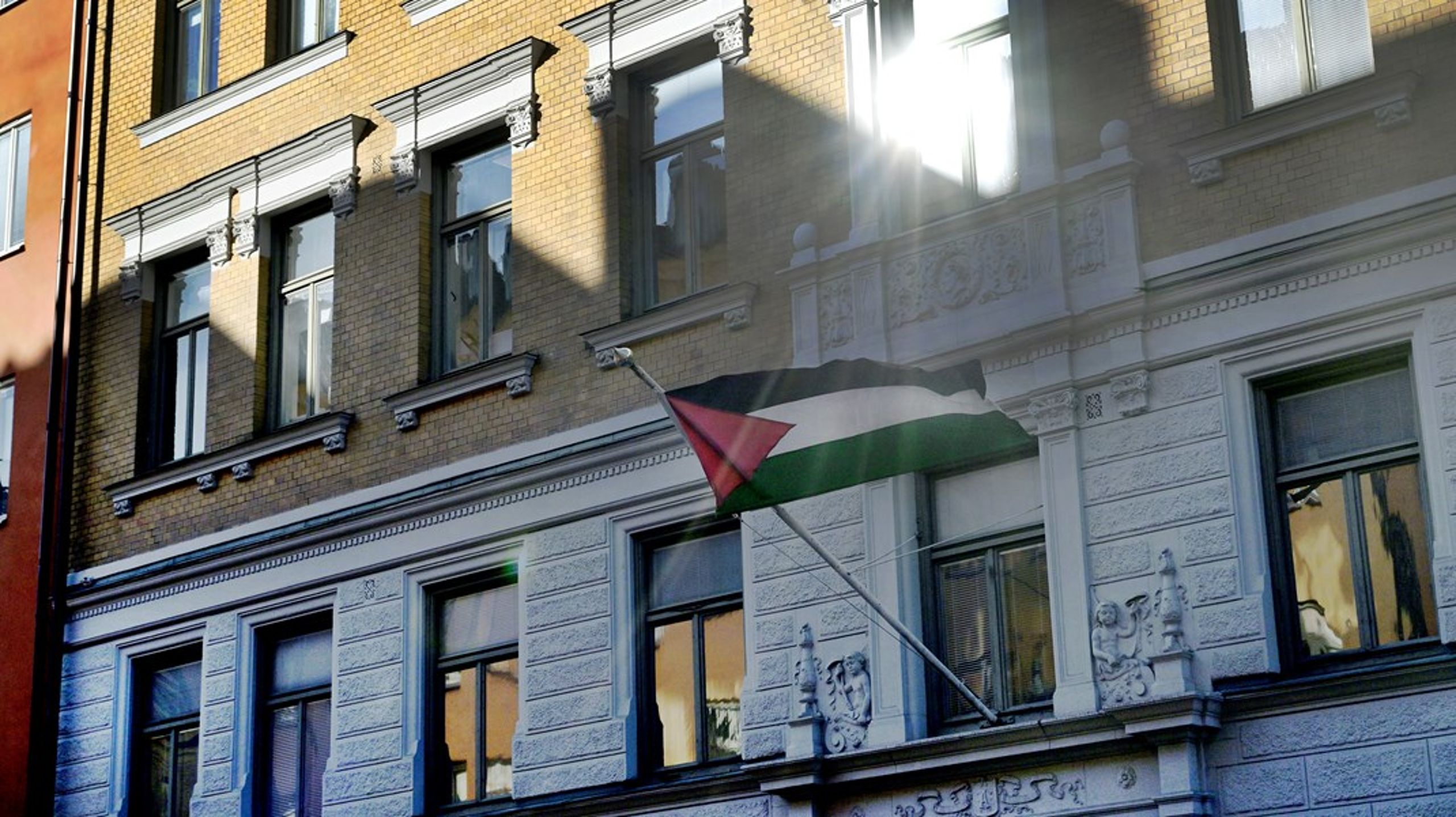 Den palestinska flaggan vajar utanför Palestinas ambassad i centrala Stockholm.