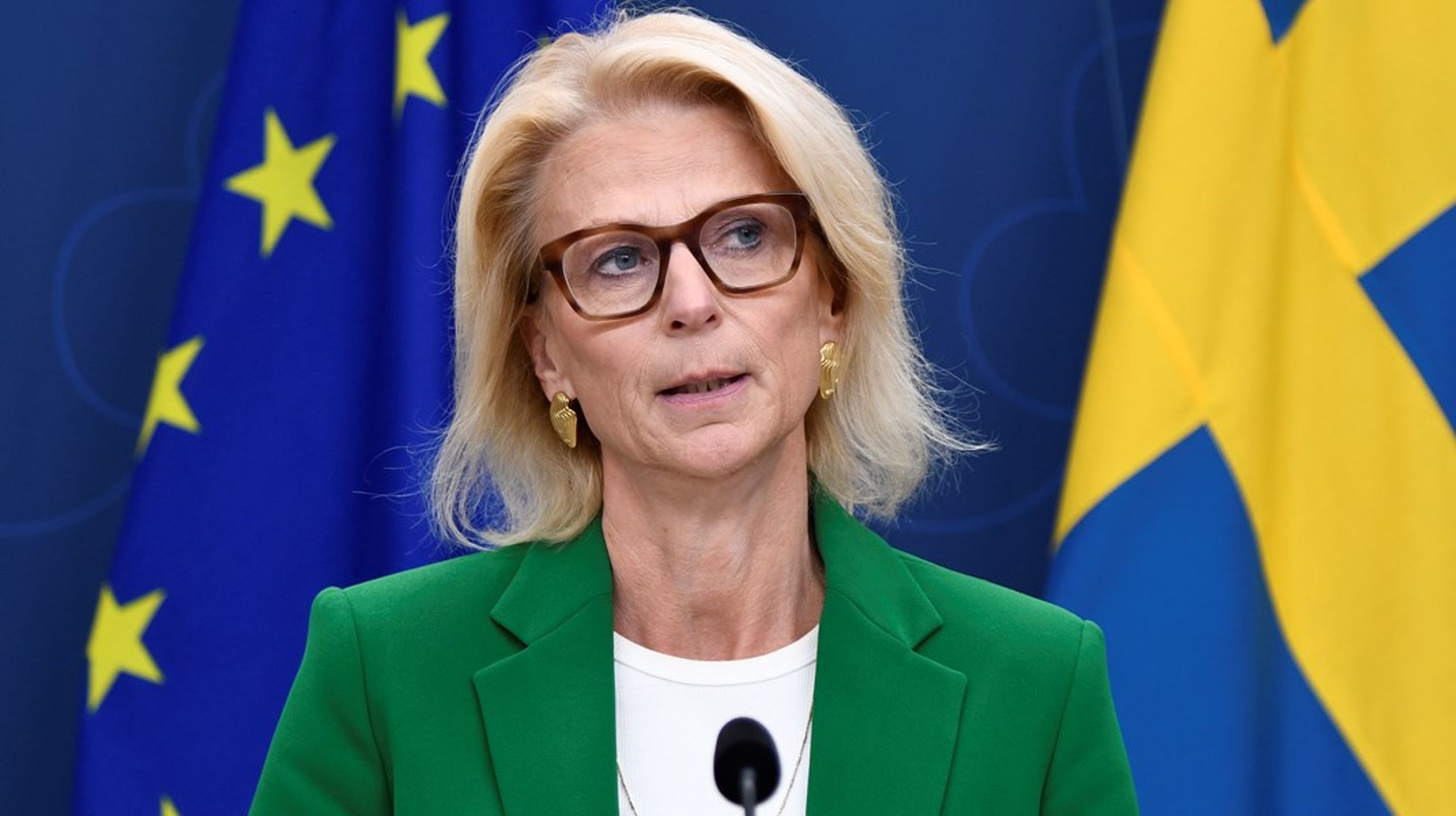 Finansminister Elisabeth Svantesson (M) sviker svenska skattebetalare, menar debattören.