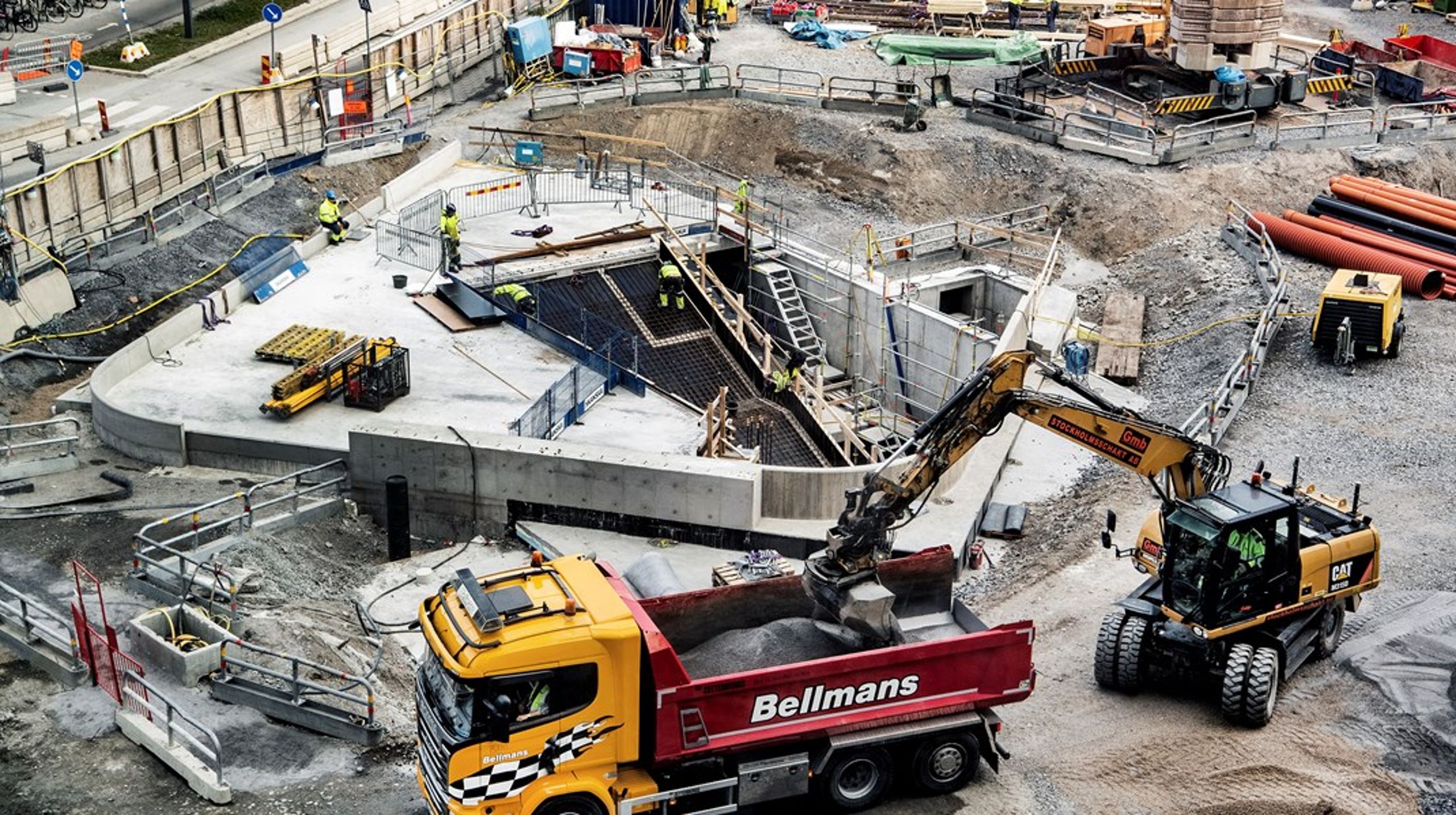 Fel val av fordon, felaktiga lastsäkringar eller brister vid lossningsplatser ökar risken för olyckor, påpekar Arbetsmiljöverket. <br>